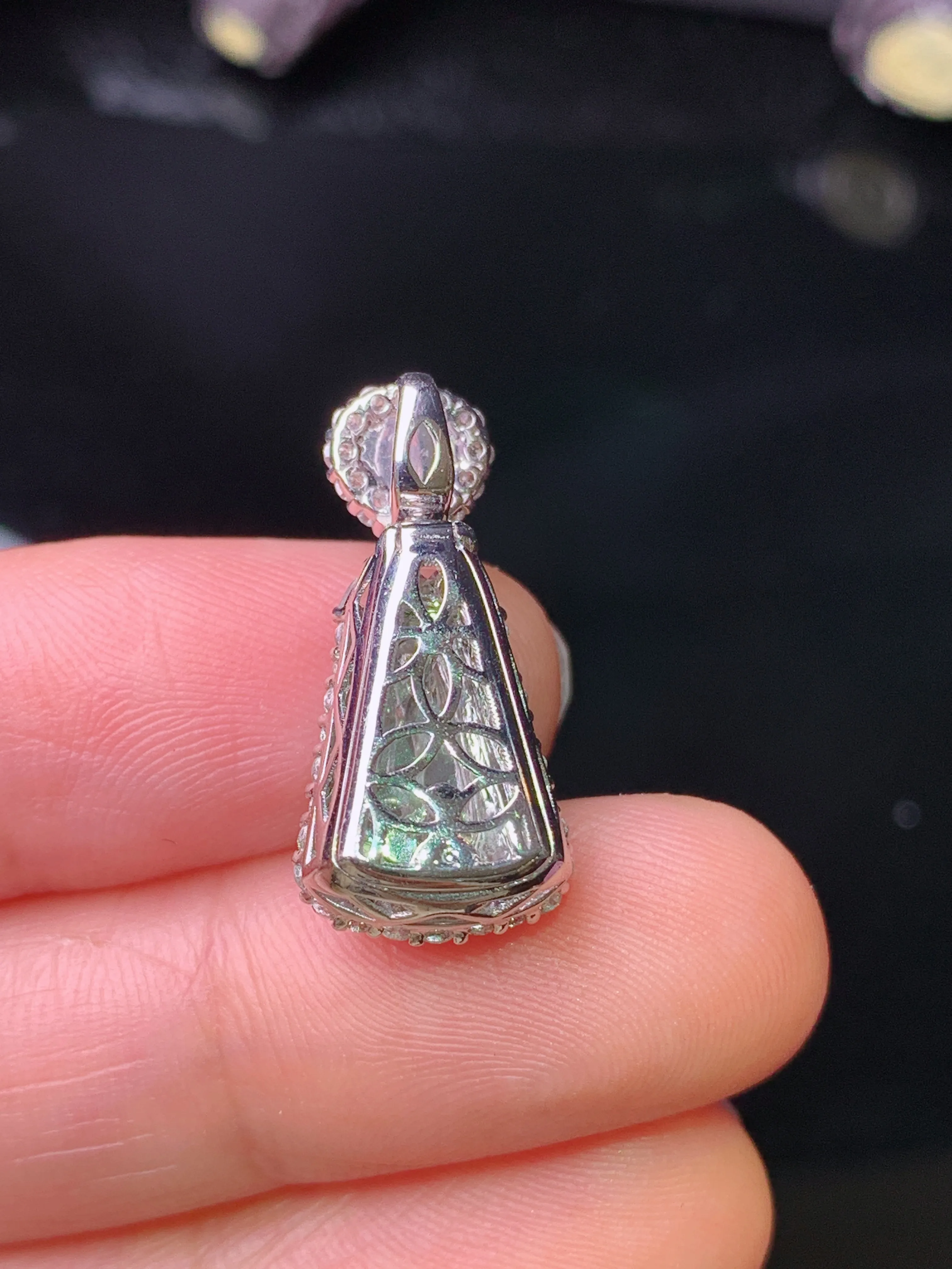 18k金钻镶嵌满绿无事牌吊坠 玉质细腻 色泽艳丽清新 整体尺寸22.8*10.6*7.2