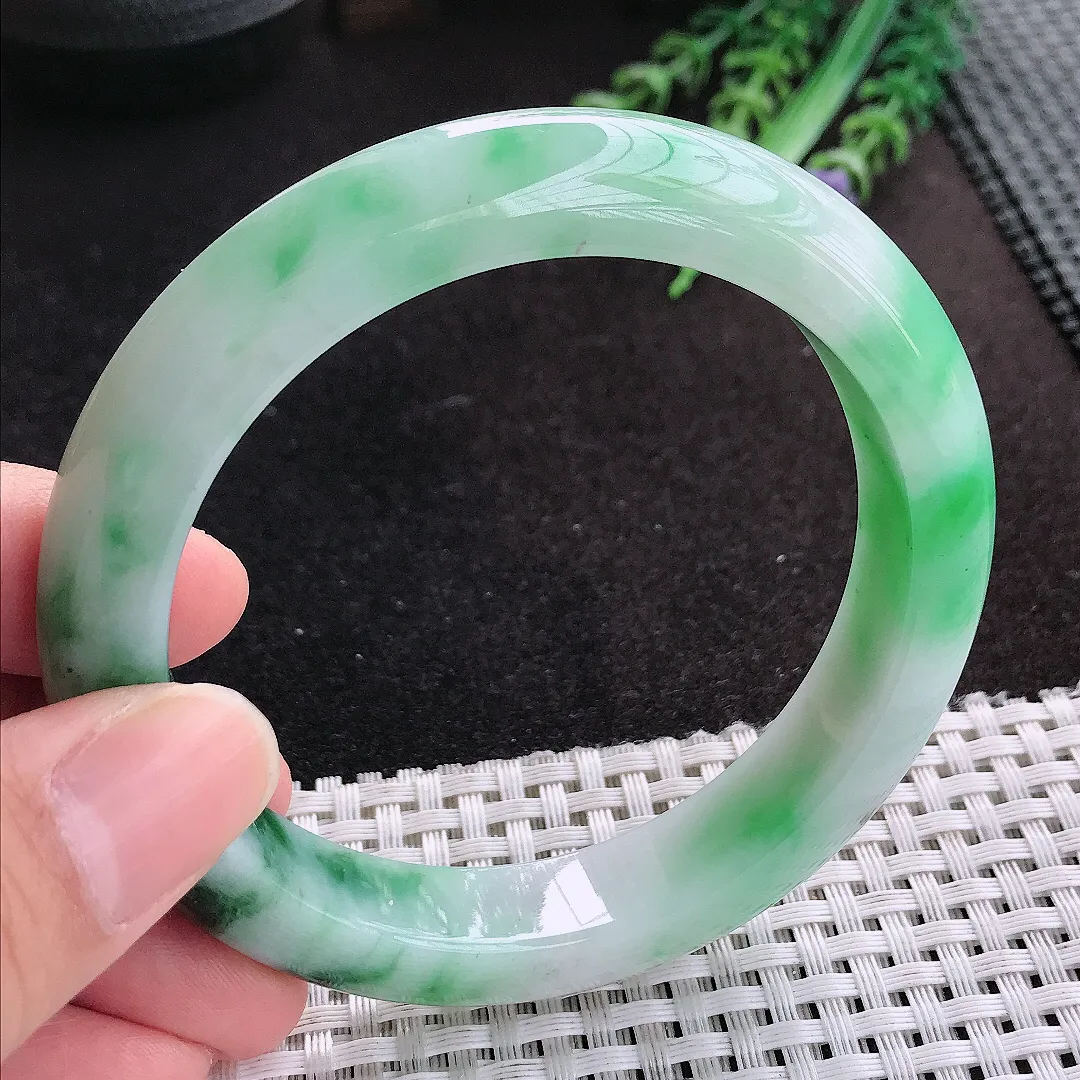 天然A货翡翠60.5/12.6/9.4老坑精美温润飘绿手镯大圈口宽边玉手镯