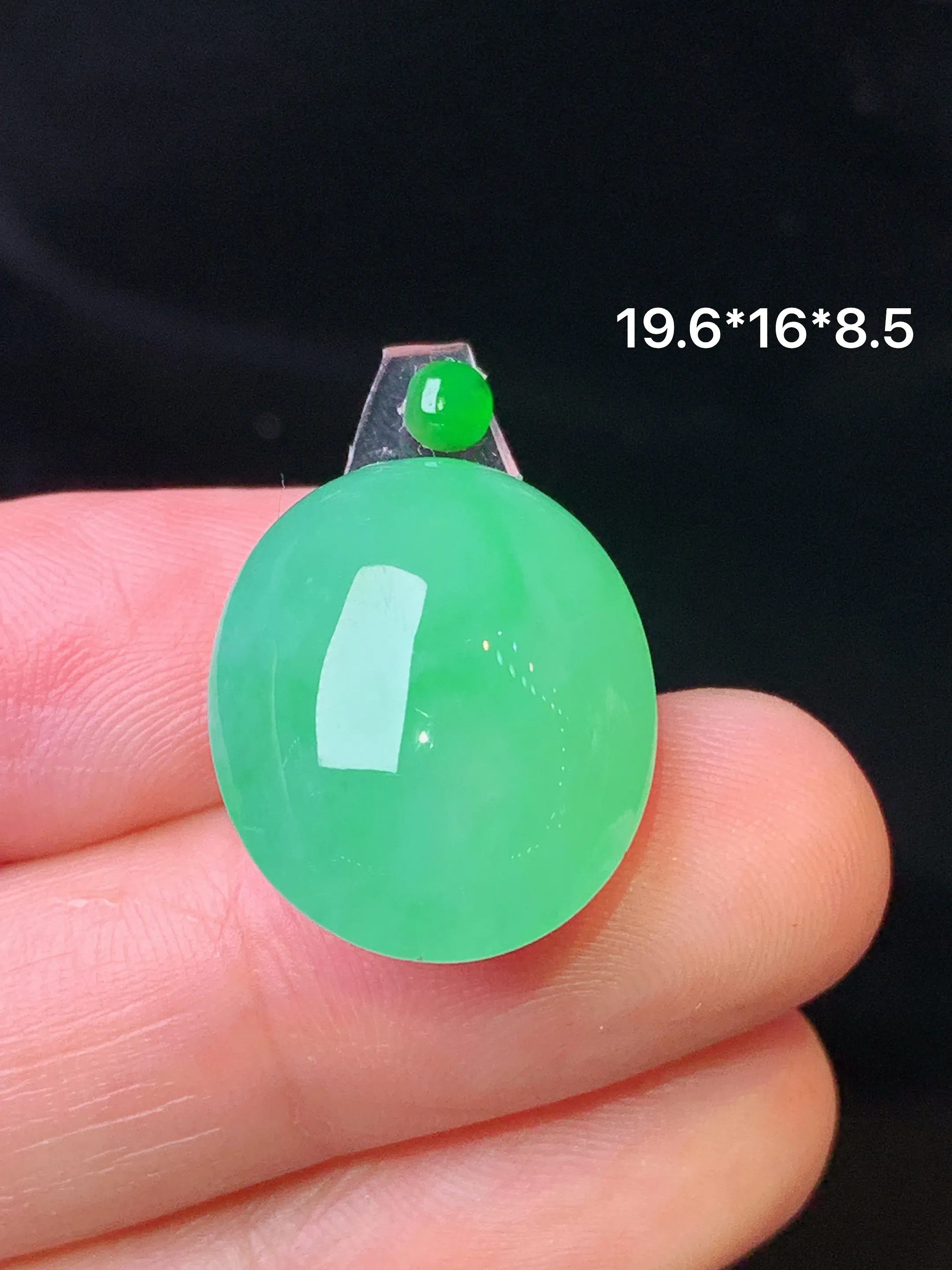 镶嵌款 翠绿蛋面吊坠 玉质细腻 色泽艳丽清新 整体尺寸19.6*16*8.5