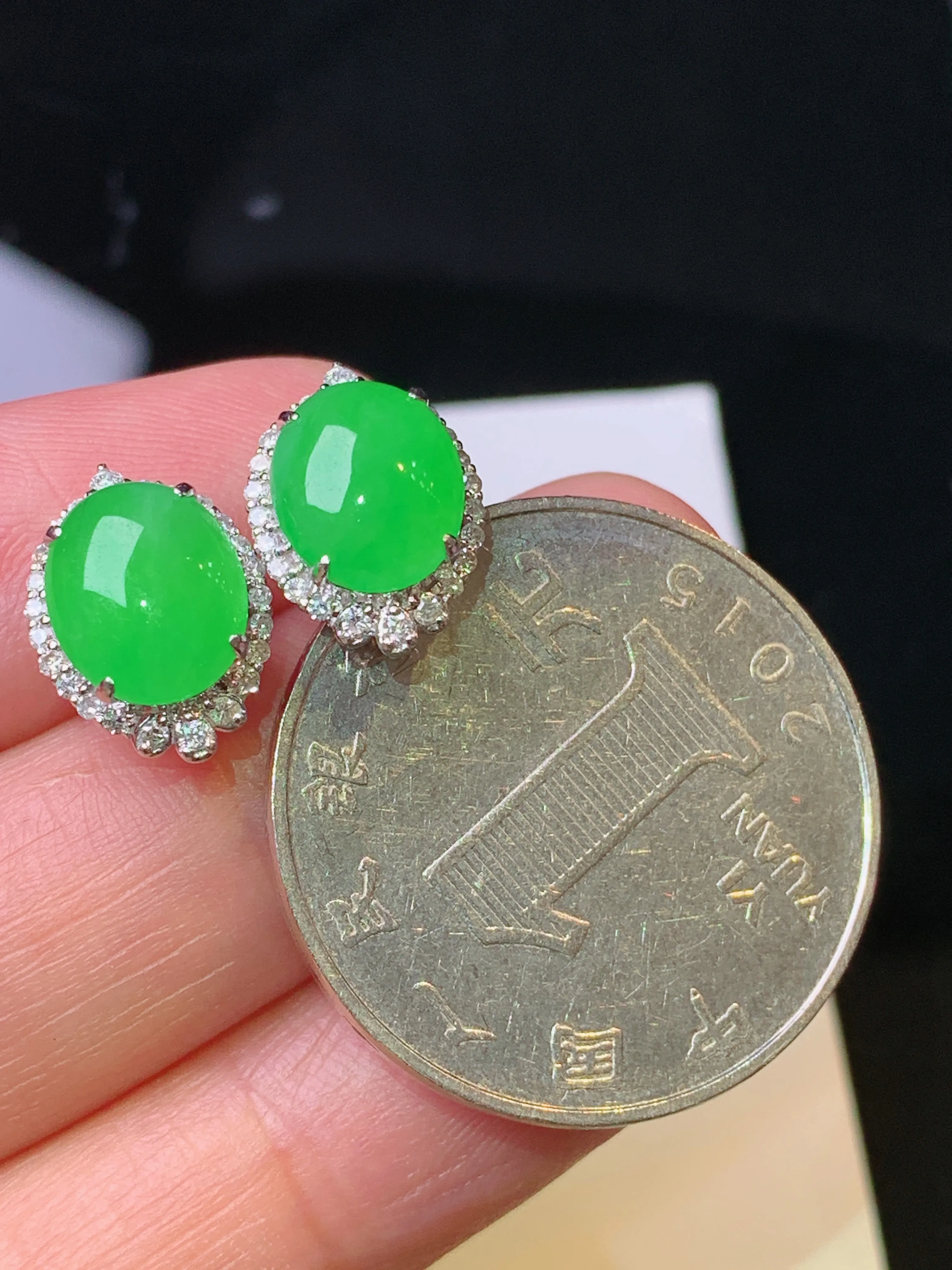 18k金钻镶嵌翠绿蛋面耳钉 玉质细腻 色泽艳丽清新 整体尺寸12.3*9.2*6.5