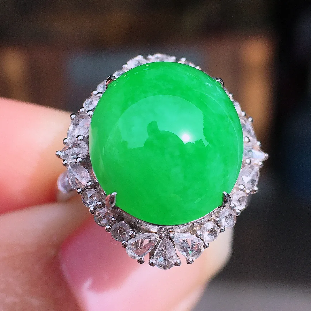 阳绿蛋面戒指，色泽均匀艳丽，玉质细腻，荧光感超
强，饱满圆润，尽显优雅气质，18k
金豪华镶嵌