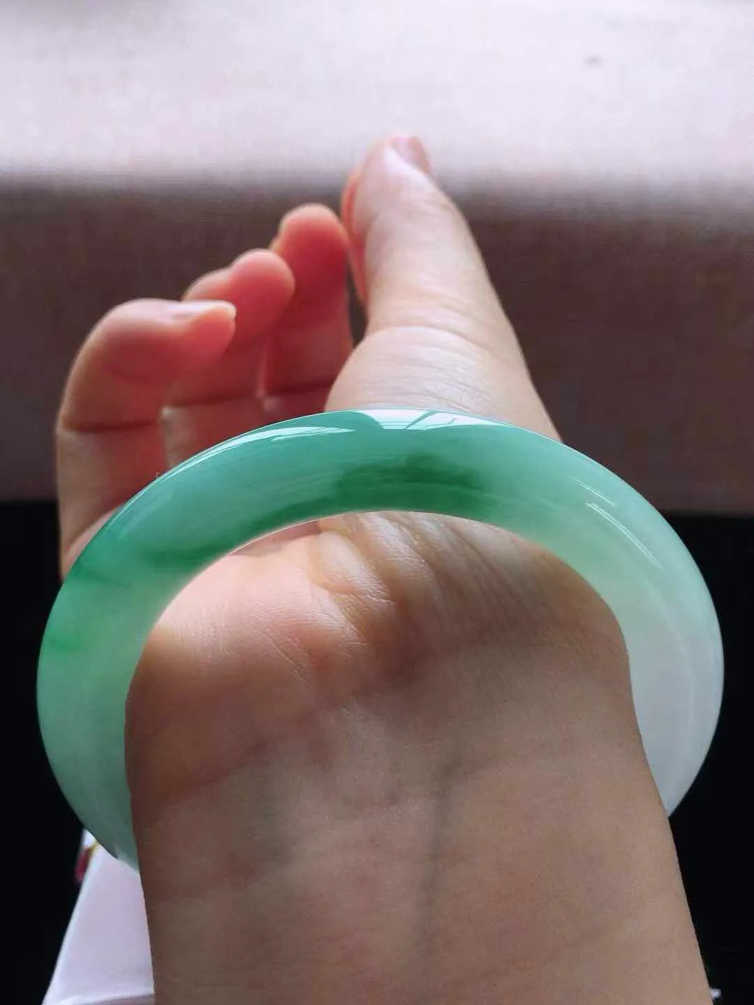 【翡翠名称】老种冰飘花55.3圈口圆条翡翠手镯
【翡翠尺寸】55.3*9.8*10mm适合55-57.5正圈口佩戴
【翡翠描述】缅甸天然翡翠A货，种老水足，玉质细腻，色泽靓丽，性价比高，佩戴效果好！