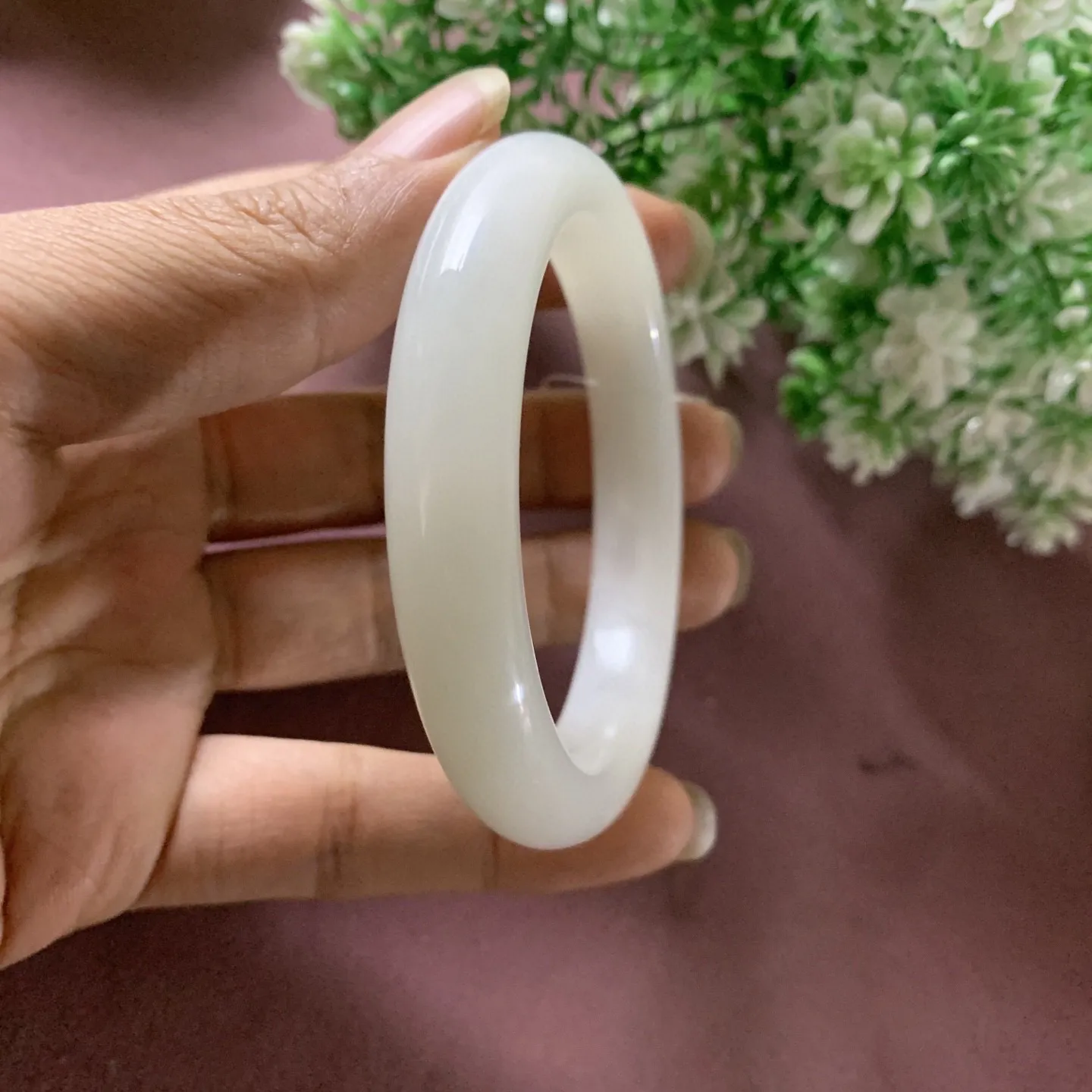 和田玉56圈口俄料羊脂白玉手镯，玉质特细腻油润，高脂粉，高品质，萦绕腕间时，古韵不失时尚，素雅不失品味，细腻光滑的触感，使人沉醉，气质高雅。