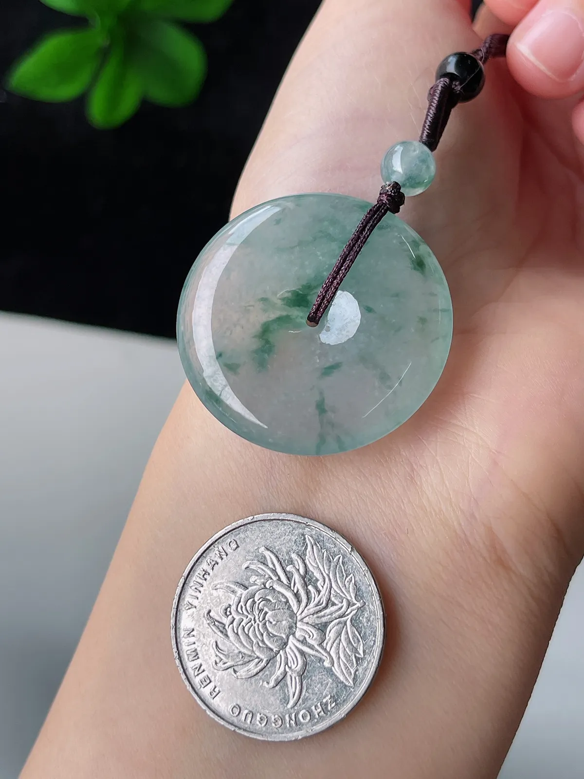 翡翠冰糯种飘绿平安扣