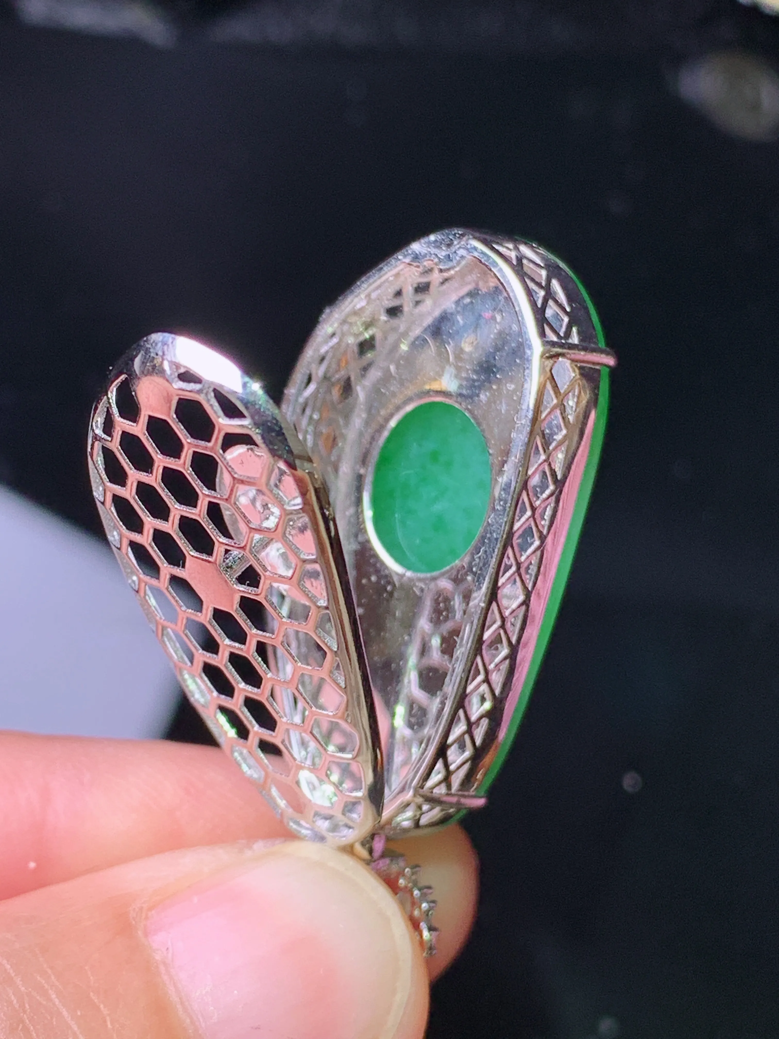 18k金钻镶嵌翠绿四季豆吊坠 玉质细腻 色泽艳丽清新 整体尺寸40*17.2*12