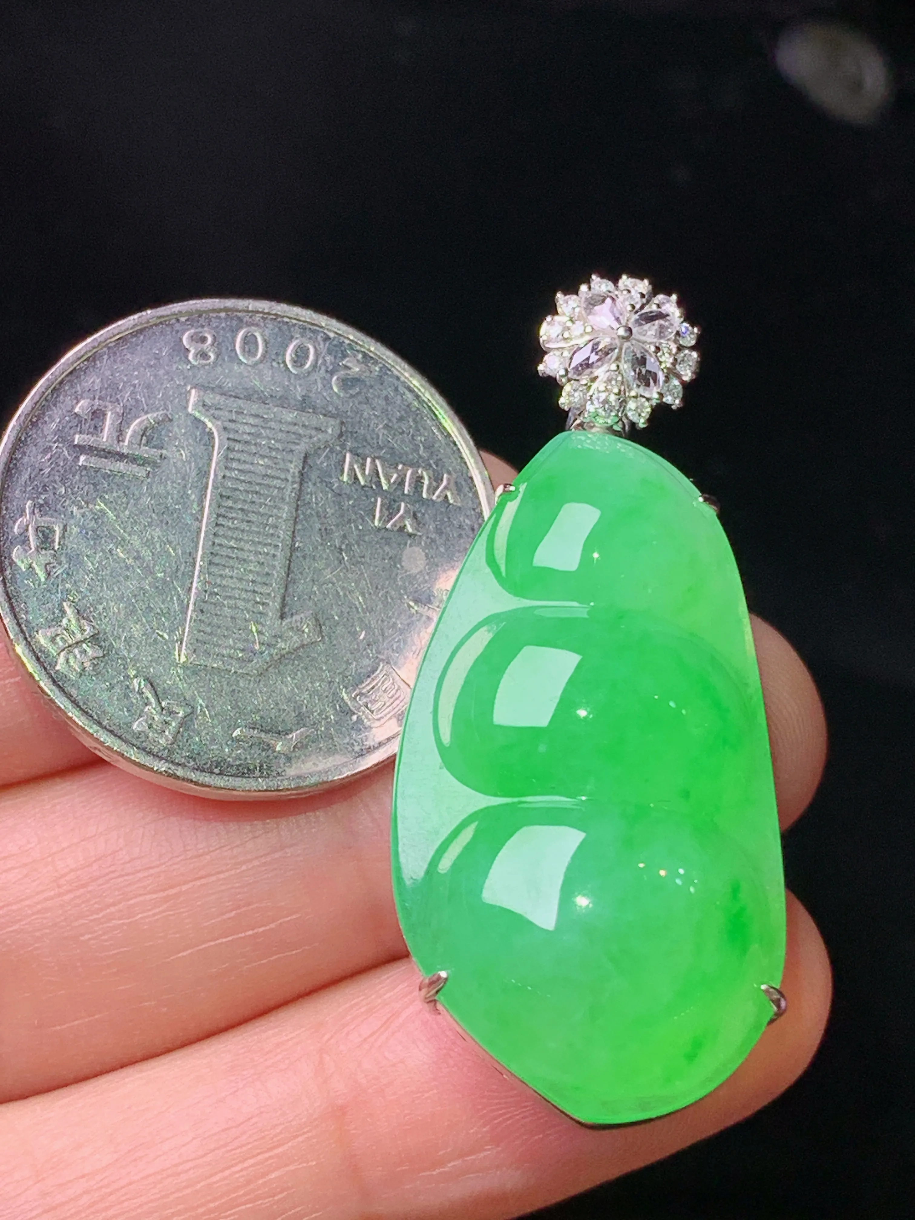 18k金钻镶嵌翠绿四季豆吊坠 玉质细腻 色泽艳丽清新 整体尺寸40*17.2*12