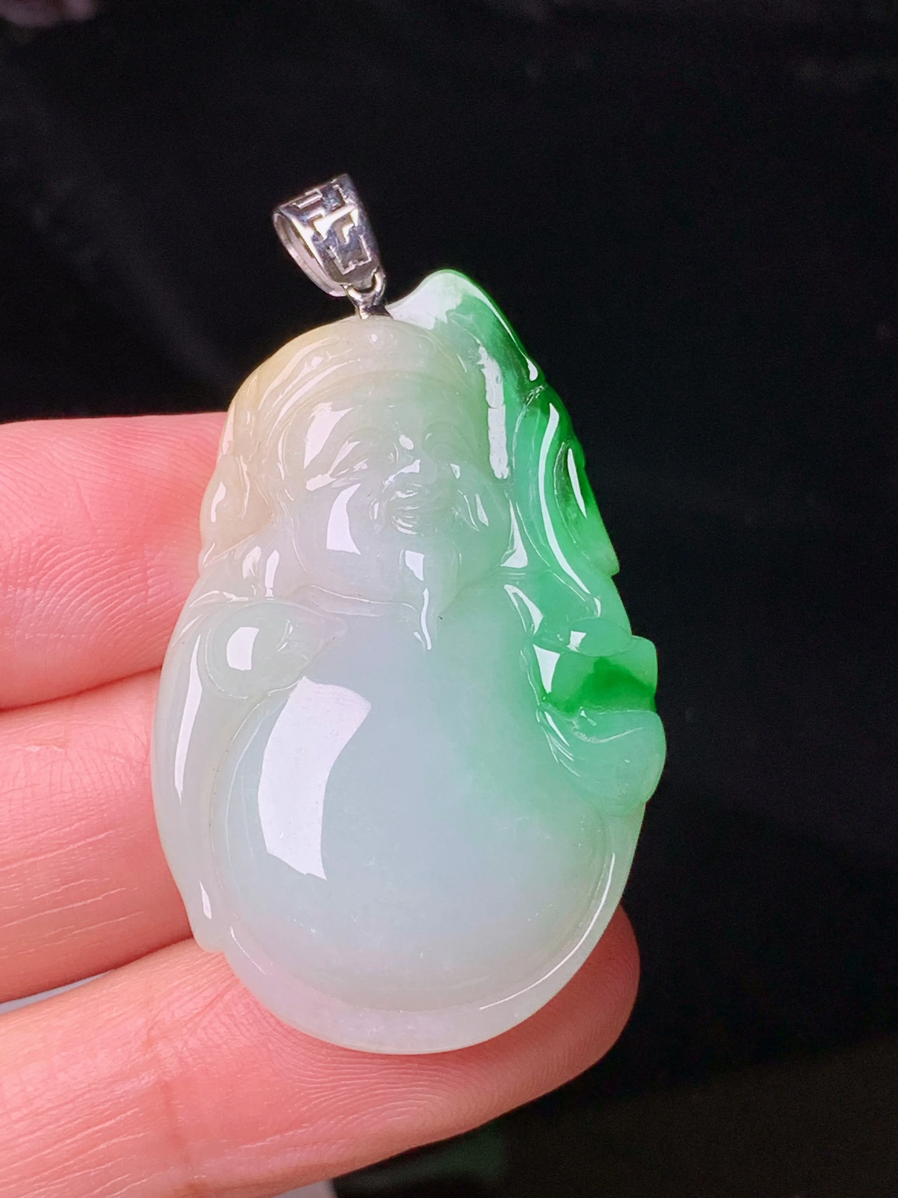 飘黄绿财神吊坠 玉质细腻 色泽艳丽清新 整体尺寸46.5*24.3*5.8
