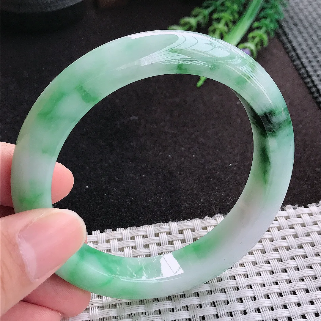 天然A货翡翠60.5/12.6/9.4老坑精美温润飘绿手镯大圈口宽边玉手镯