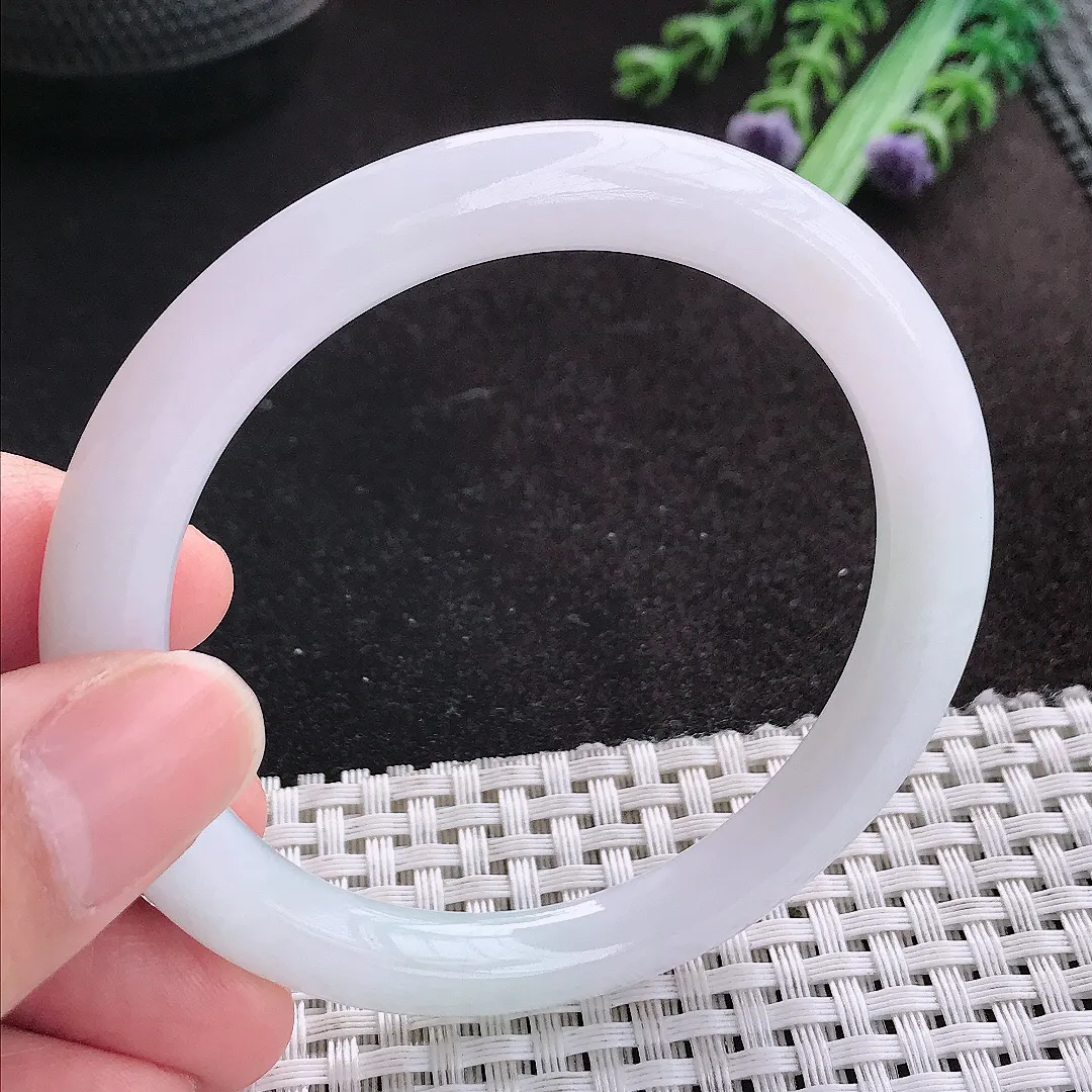 天然A货翡翠55.5/8.2/8.9老坑秀气冰润月光白圆条手镯玉手镯