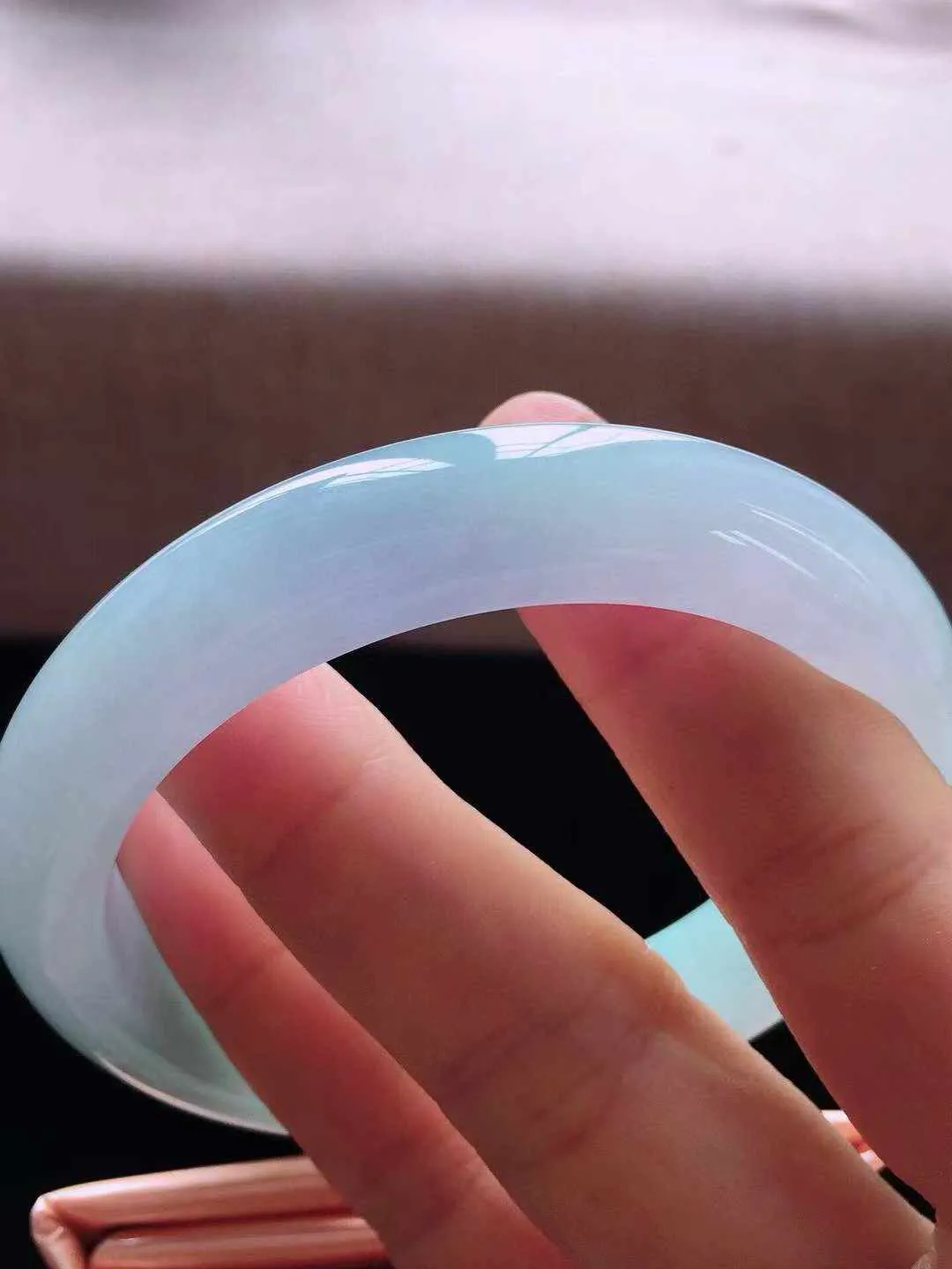 【翡翠名称】冰紫飘绿58.5正圈口翡翠手镯
【翡翠尺寸】58.5*11.6*8.5mm适合57.5-60正圈口佩戴
【翡翠描述】缅甸天然翡翠A货，种老水足，玉质细腻，色泽靓丽，性价比高，佩戴效果好！