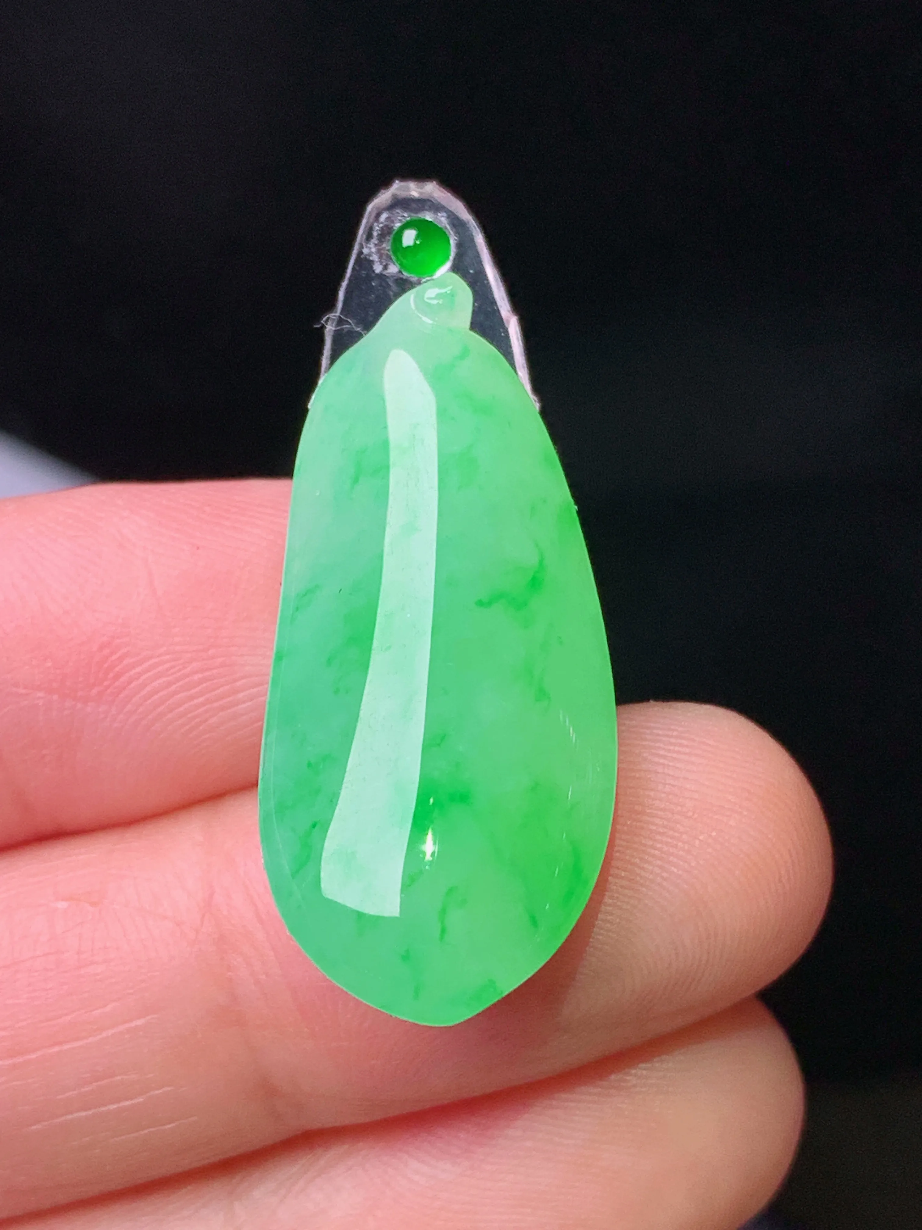 翠绿福瓜吊坠 玉质细腻 色泽艳丽清新 整体尺寸30*13*6