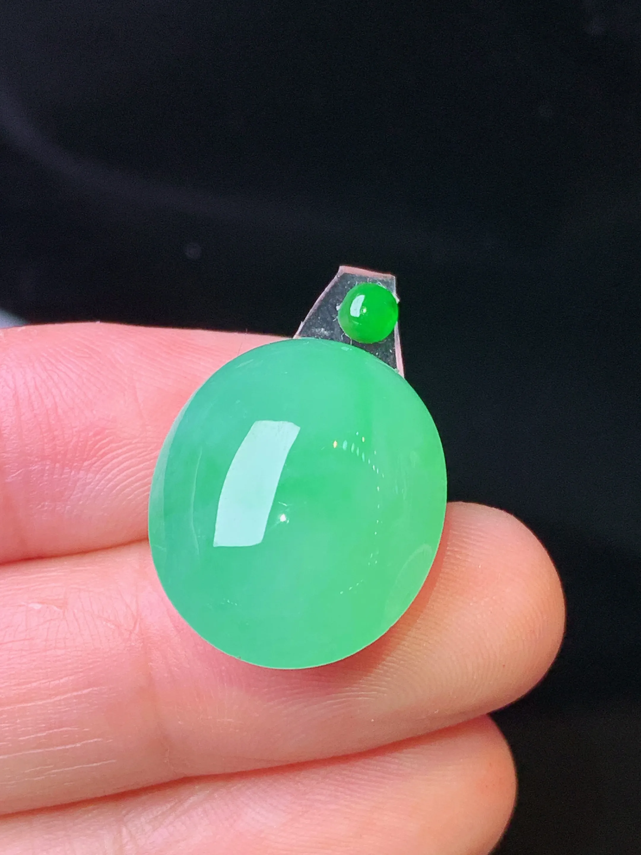 镶嵌款 翠绿蛋面吊坠 玉质细腻 色泽艳丽清新 整体尺寸19.6*16*8.5