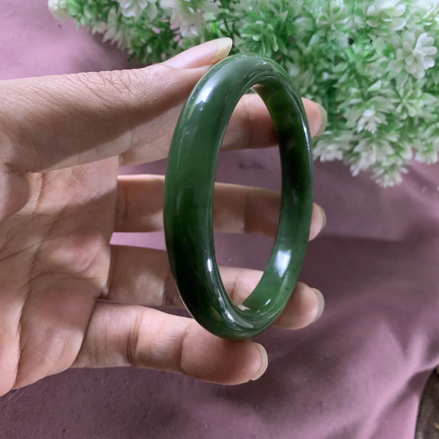 和田玉碧玉54圈口菠菜绿手镯！圈口54宽11.6重39.9克，玉质细腻油润 底色纯净 无裂无杂 脂粉好，品质好。