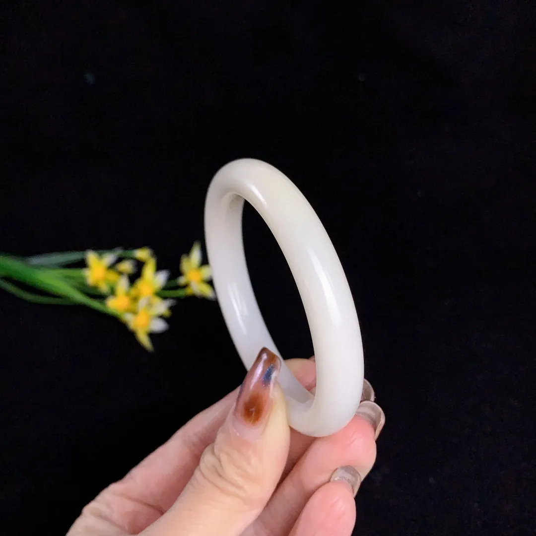 和田玉51圈口白玉手镯！玉质细腻油润 底色纯净 无裂无杂 脂粉好，品质好。