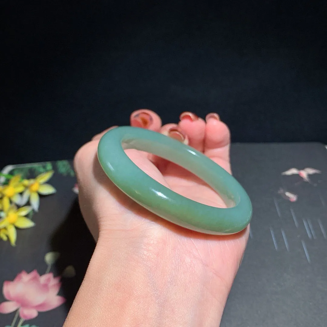 和田玉53圈口且末蓝手镯！玉质细腻油润 底色纯净 无裂无杂 脂粉好，品质高。