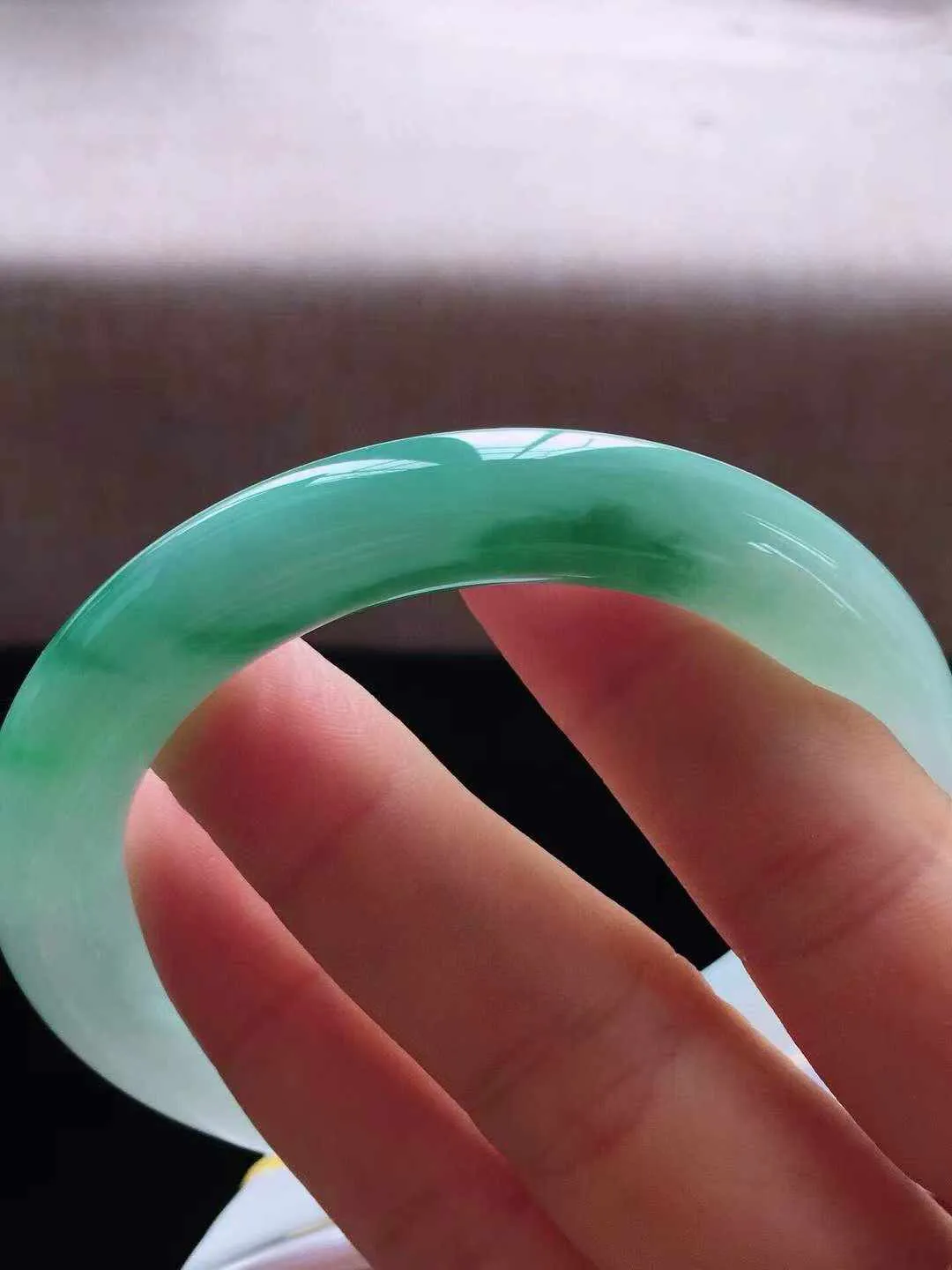 【翡翠名称】老种冰飘花55.3圈口圆条翡翠手镯
【翡翠尺寸】55.3*9.8*10mm适合55-57.5正圈口佩戴
【翡翠描述】缅甸天然翡翠A货，种老水足，玉质细腻，色泽靓丽，性价比高，佩戴效果好！