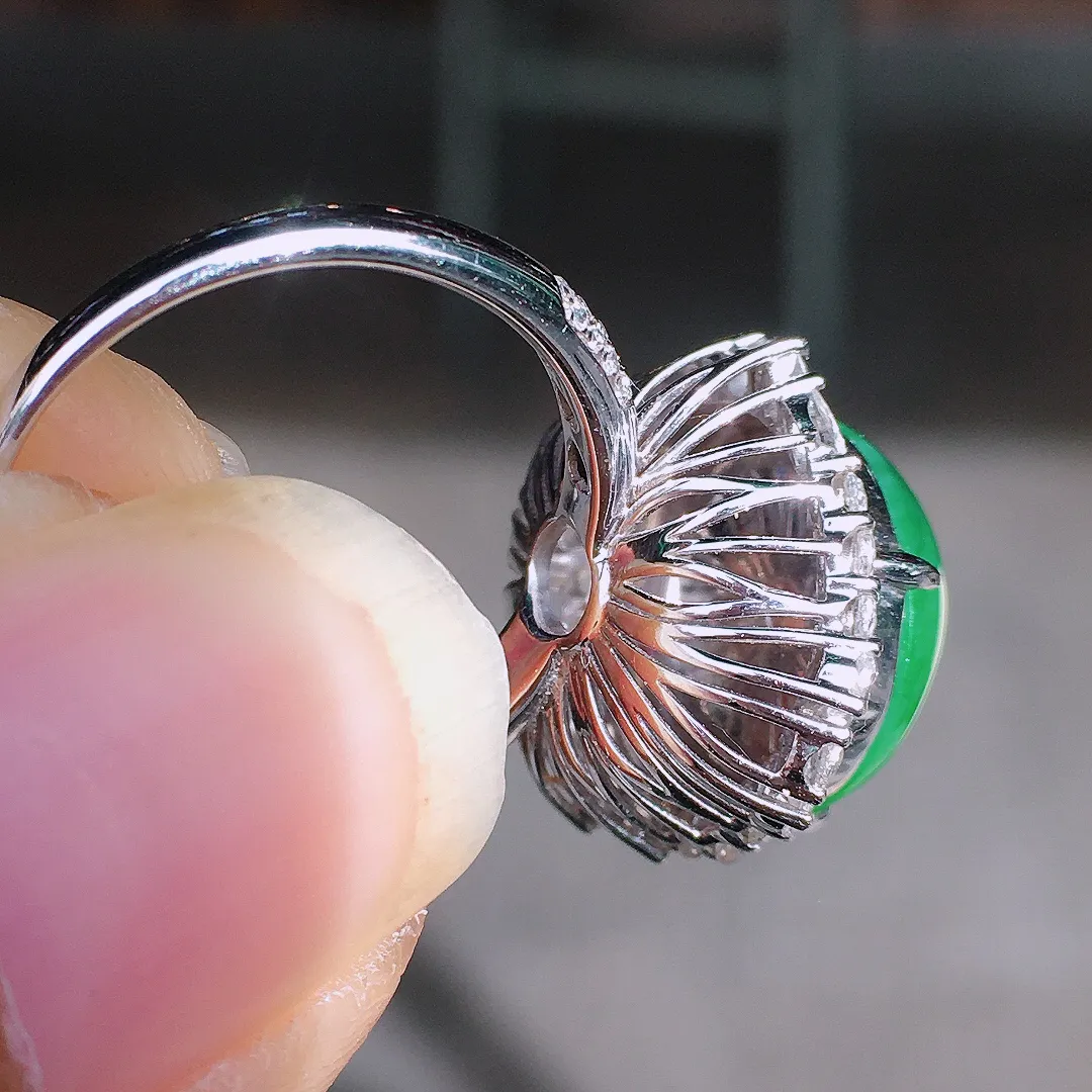 阳绿蛋面戒指，色泽均匀艳丽，玉质细腻，荧光感超
强，饱满圆润，尽显优雅气质，18k
金豪华镶嵌