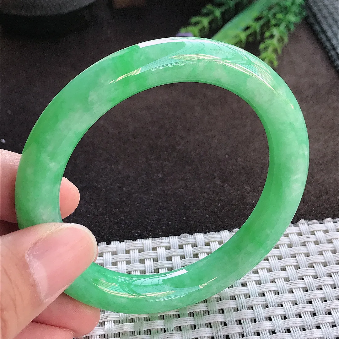 天然A货翡翠56/10.4/9.9老坑精美满绿阳绿圆条手镯玉手镯