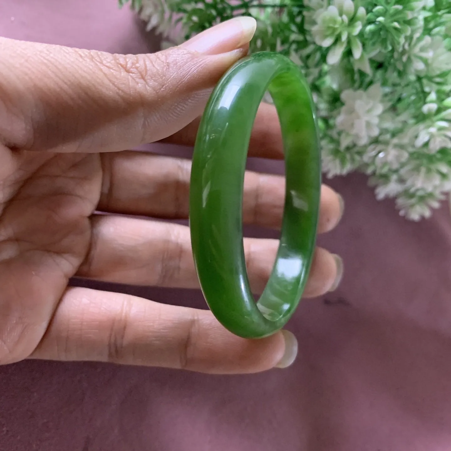 和田玉碧玉54.8圈口阳绿色手镯，圈口54.8宽10玉质特细腻油润，高脂粉，高品质，萦绕腕间时，古韵不失时尚，素雅不失品味，细腻光滑的触感，使人沉醉，气质高雅。