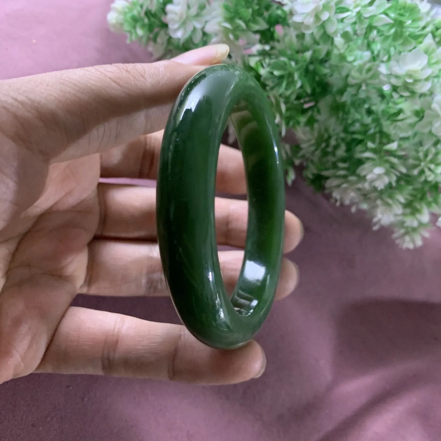 和田玉碧玉55.8圈口菠菜绿手镯！玉质细腻油润 底色纯净 无裂无杂 脂粉好，品质好