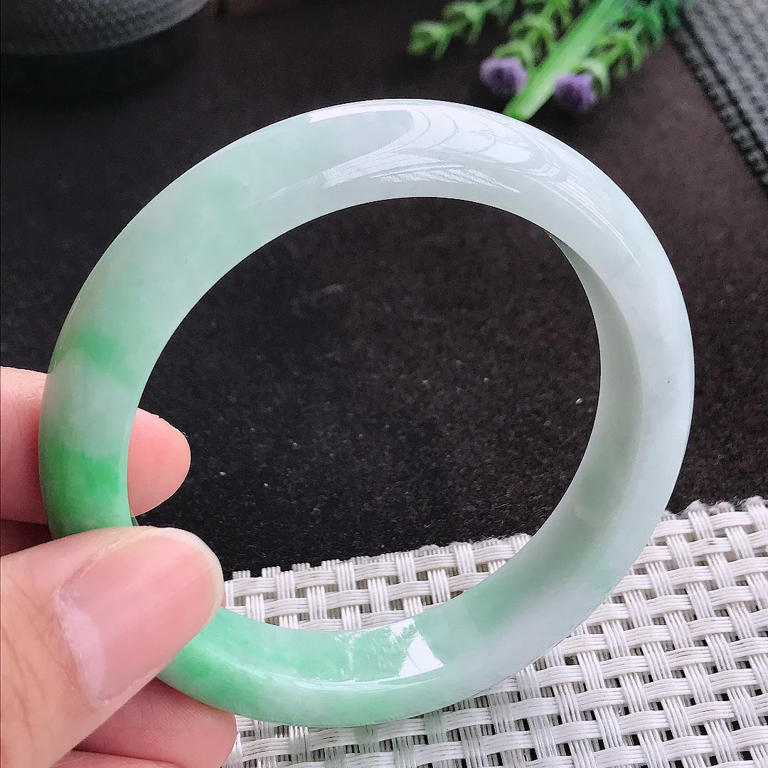 天然A货翡翠58/12.5/8.6老坑精美温润飘绿手镯宽边玉手镯