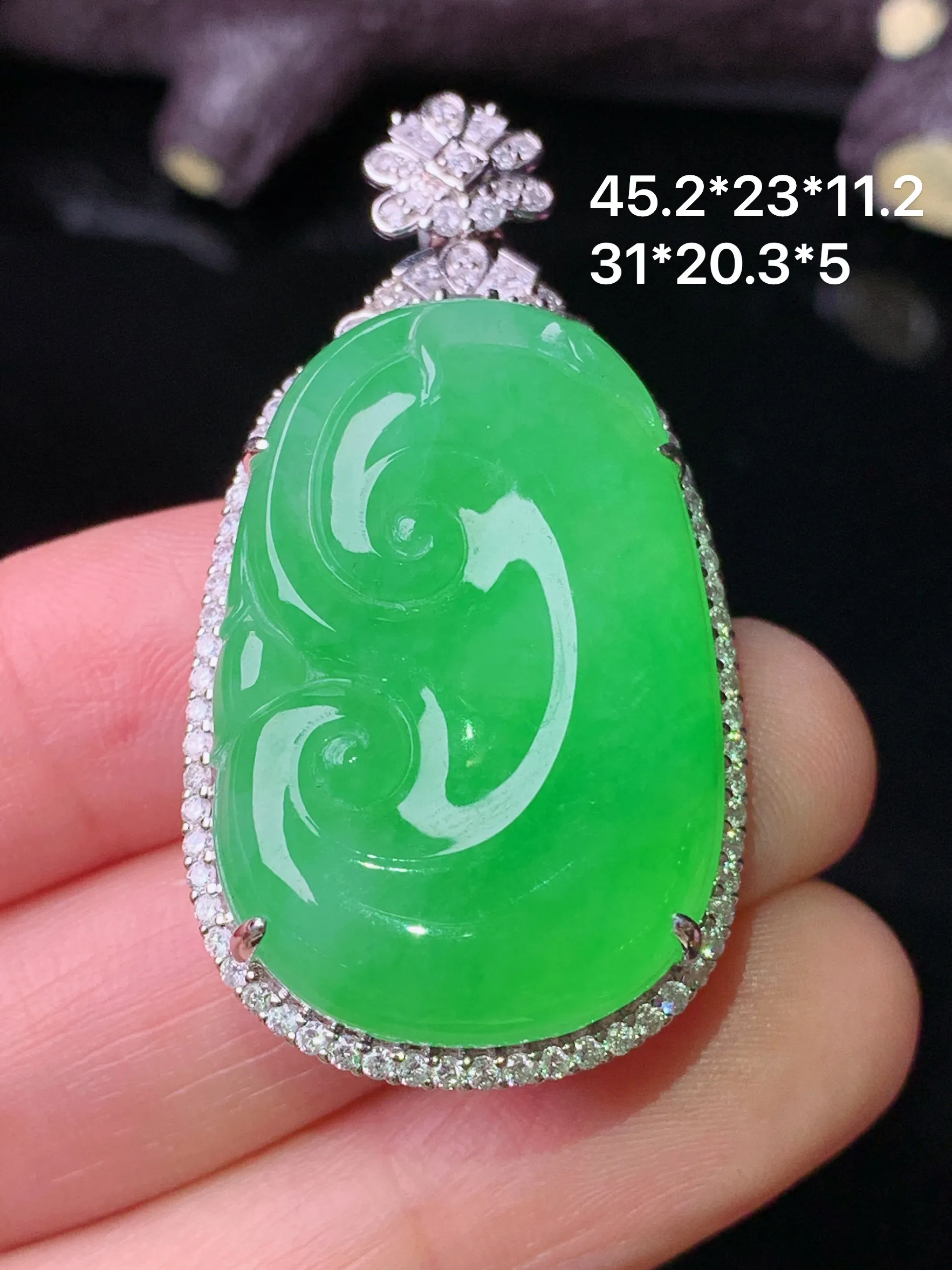 18k金钻镶嵌翠绿如意吊坠 玉质细腻 色泽艳丽清新 整体尺寸45.2*23*11.2