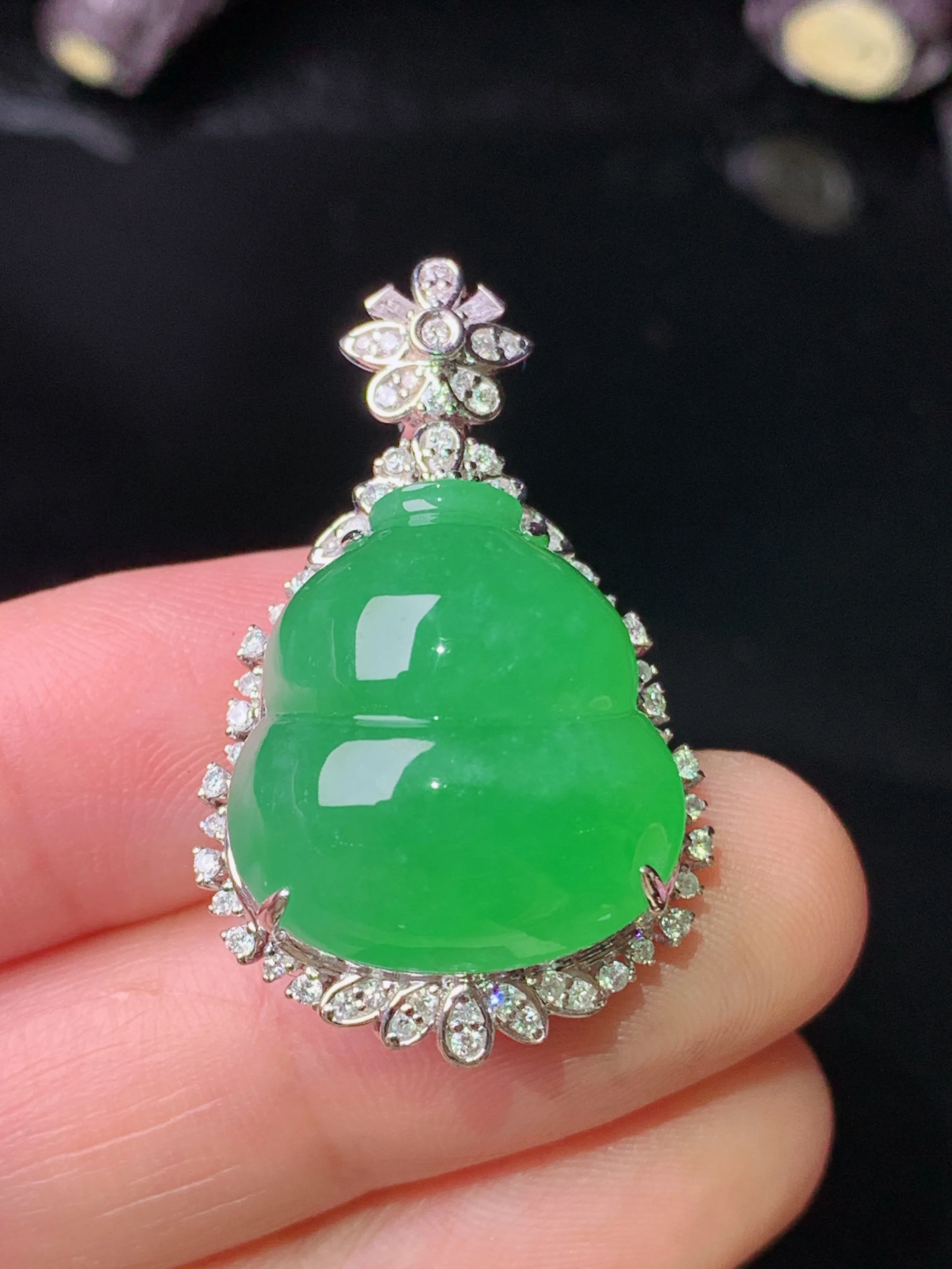 18k金钻镶嵌满绿葫芦吊坠 玉质细腻 色泽艳丽清新 整体尺寸32.8*20.2*14.8