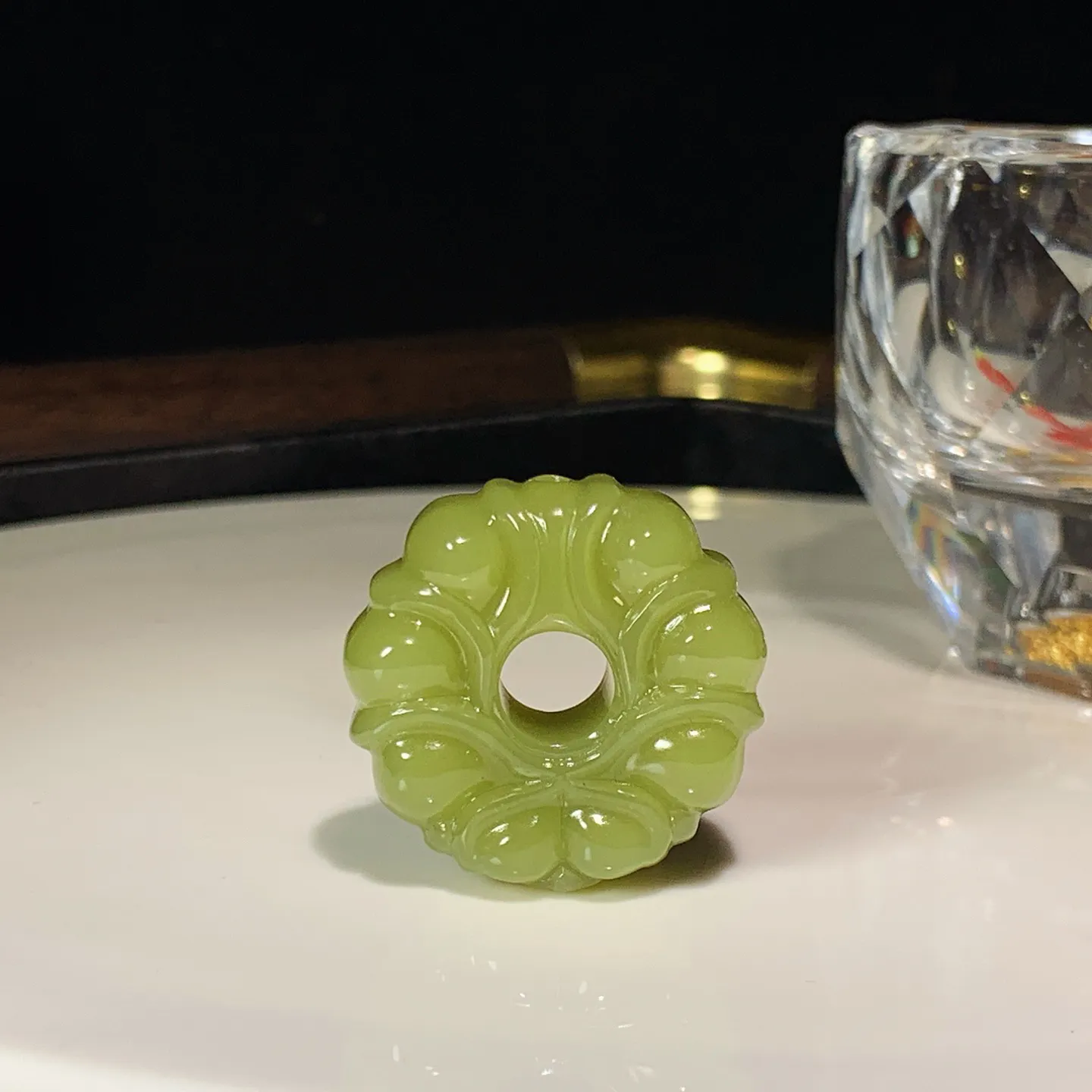 新疆若羌黄口料花开富贵莲花挂件。尺寸29/12重15.8克。玉质细腻油润。手推出油。品相大气。lt251126