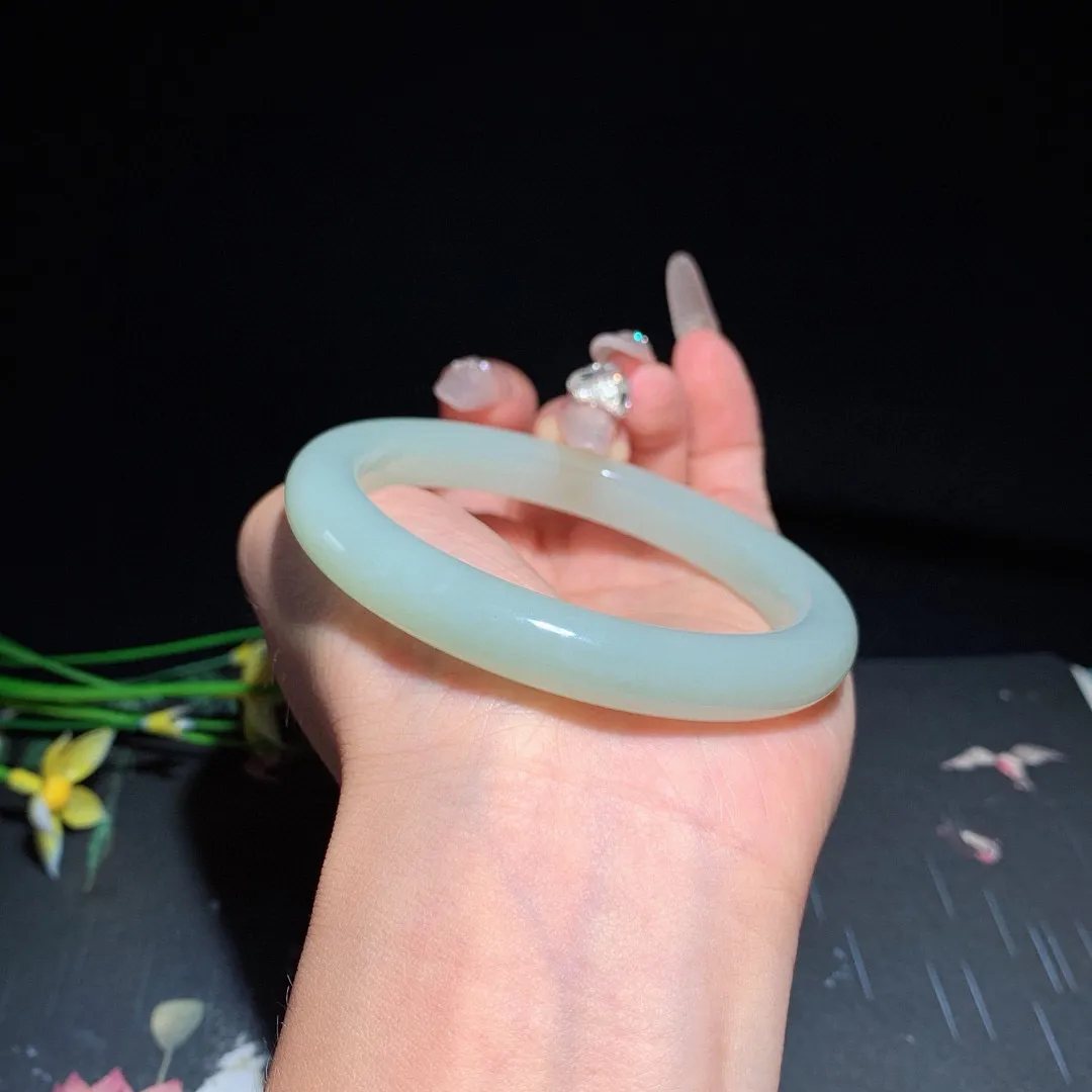 和田玉57圈口且末蓝手镯！玉质细腻油润 底色纯净 无裂无杂 脂粉好，品质高