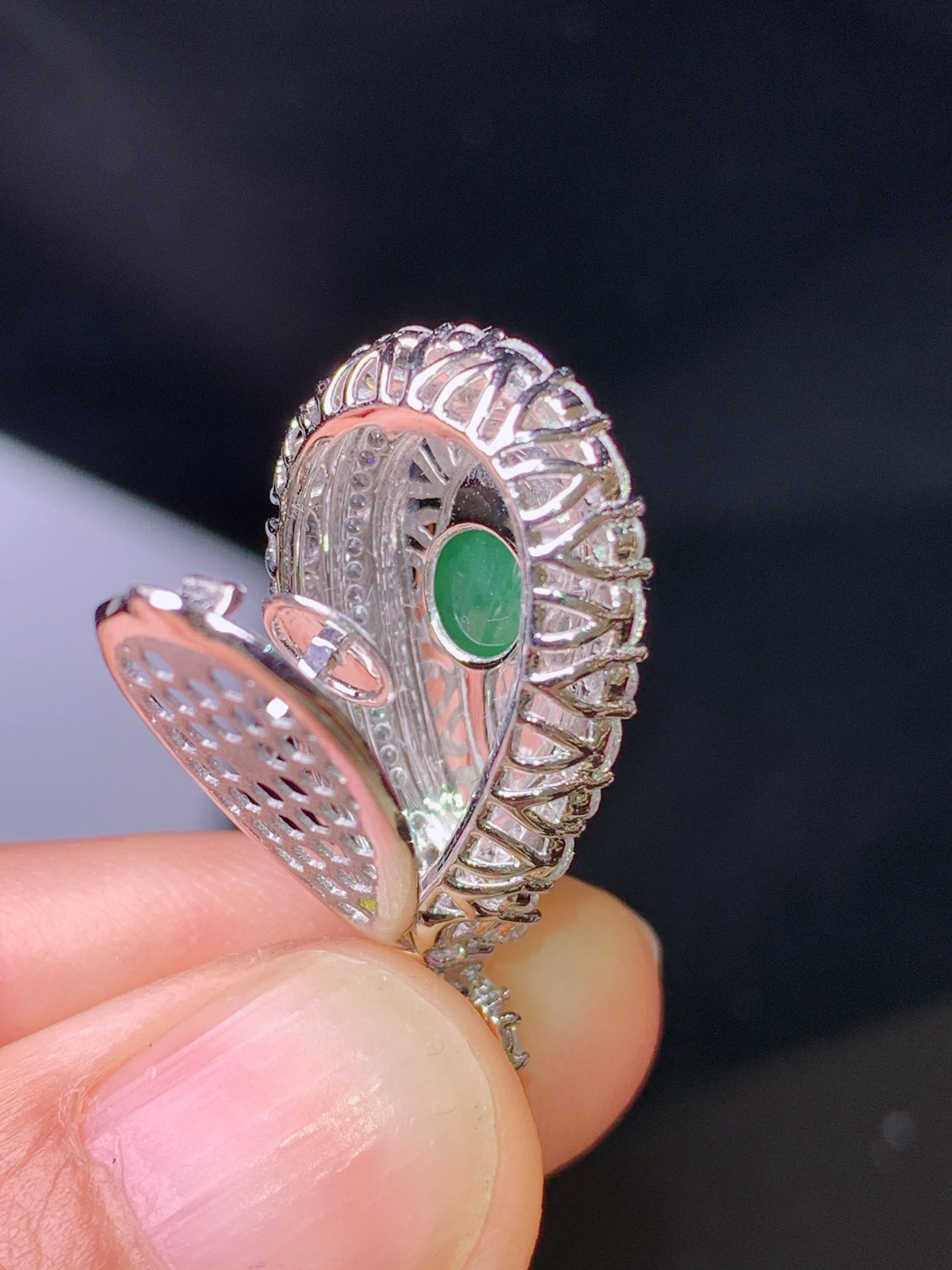 18k金钻镶嵌四季豆吊坠 玉质细腻 色泽艳丽清新 整体尺寸28.2*15*9.2