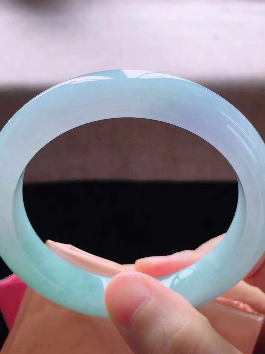 【翡翠名称】冰紫飘绿58.5正圈口翡翠手镯
【翡翠尺寸】58.5*11.6*8.5mm适合57.5-60正圈口佩戴
【翡翠描述】缅甸天然翡翠A货，种老水足，玉质细腻，色泽靓丽，性价比高，佩戴效果好！