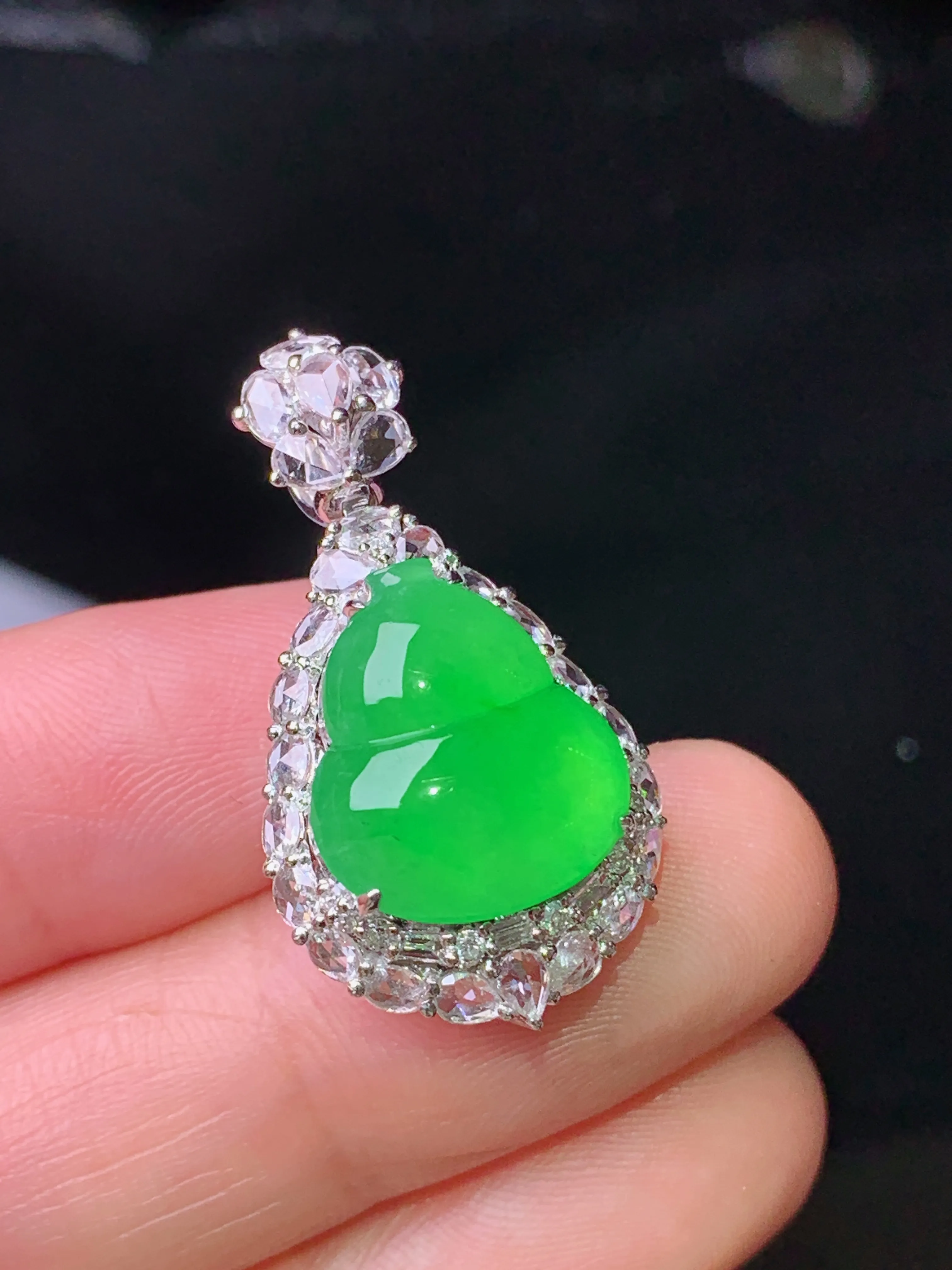 18k金钻镶嵌满绿葫芦吊坠 玉质细腻 色泽艳丽清新 整体尺寸30.2*16.2*11.7