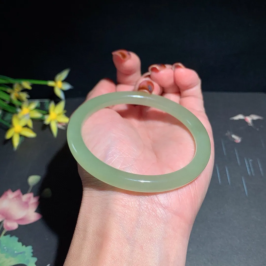 和田玉58圈口晴水色圆条手镯！玉质细腻油润 底色纯净 无裂无杂 脂粉好，品质高。