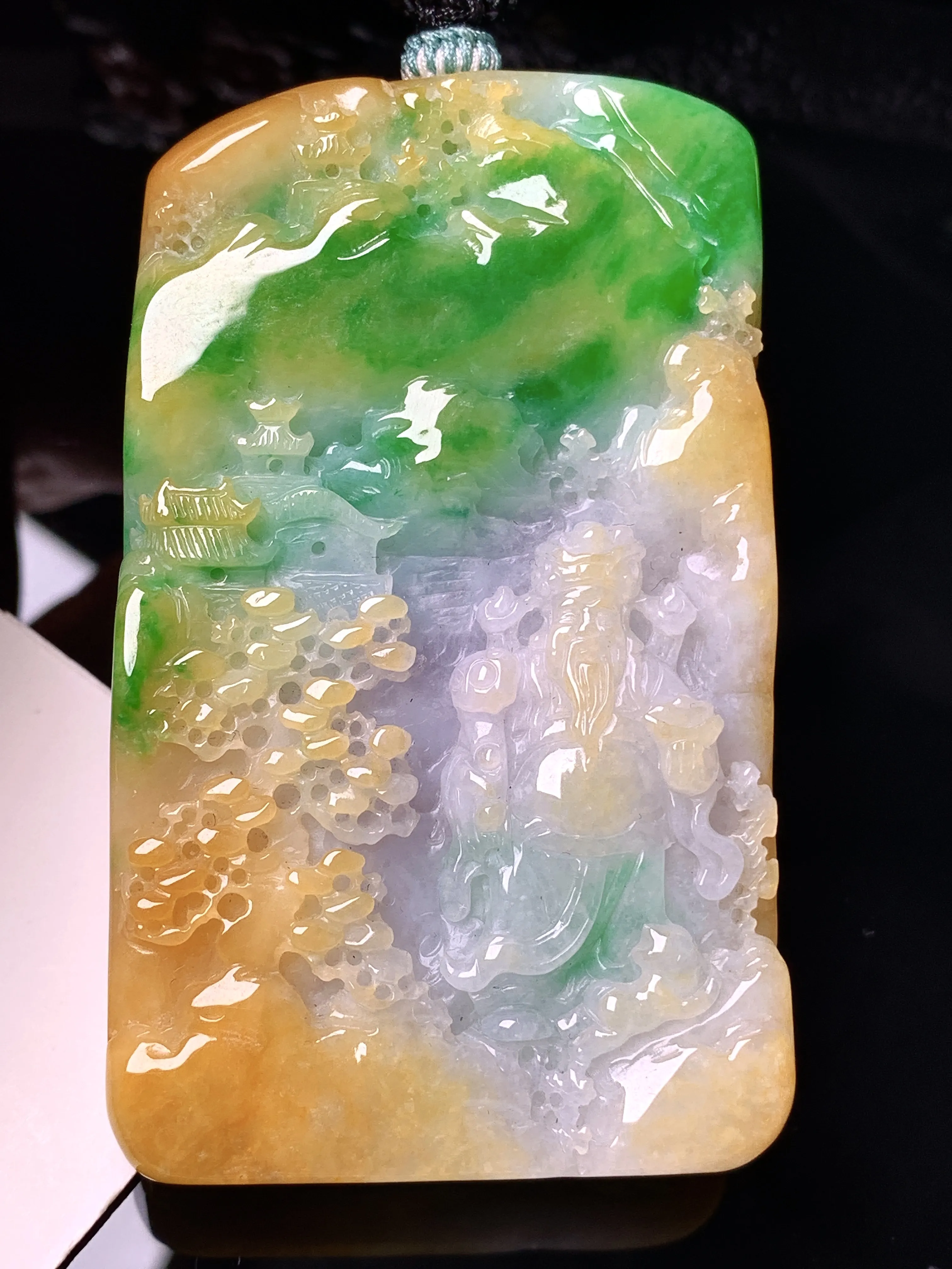 飘黄绿山水财神吊坠 玉质细腻 色泽艳丽清新 整体尺寸67.8*40.3*12.8