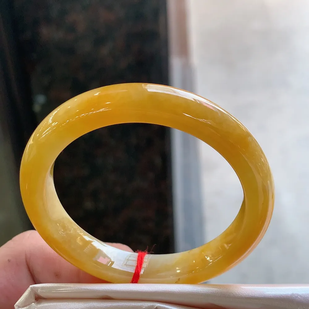 正圈满色黄翡 无瑕 尺寸:51.1/9.7/8.1 超值