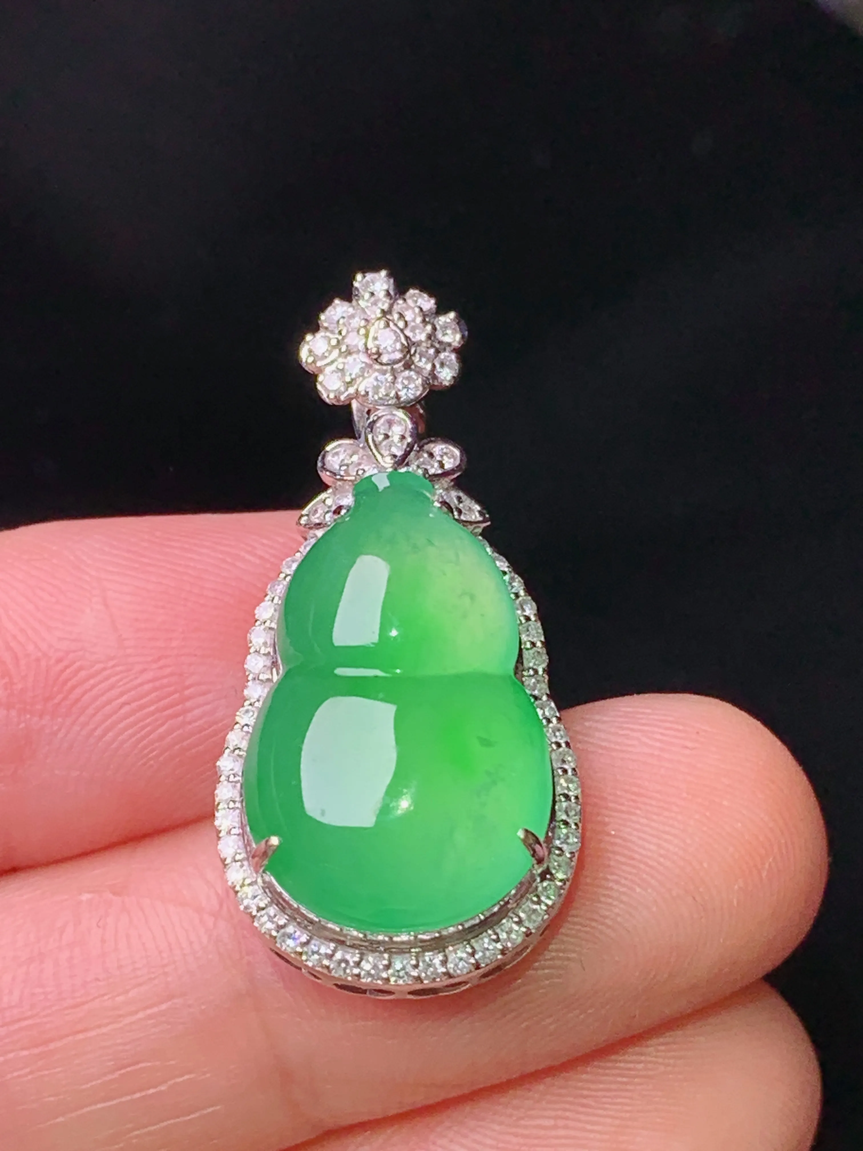 18k金钻镶嵌翠绿葫芦吊坠 玉质细腻 色泽艳丽清新 整体尺寸30.3*14.2*9.5