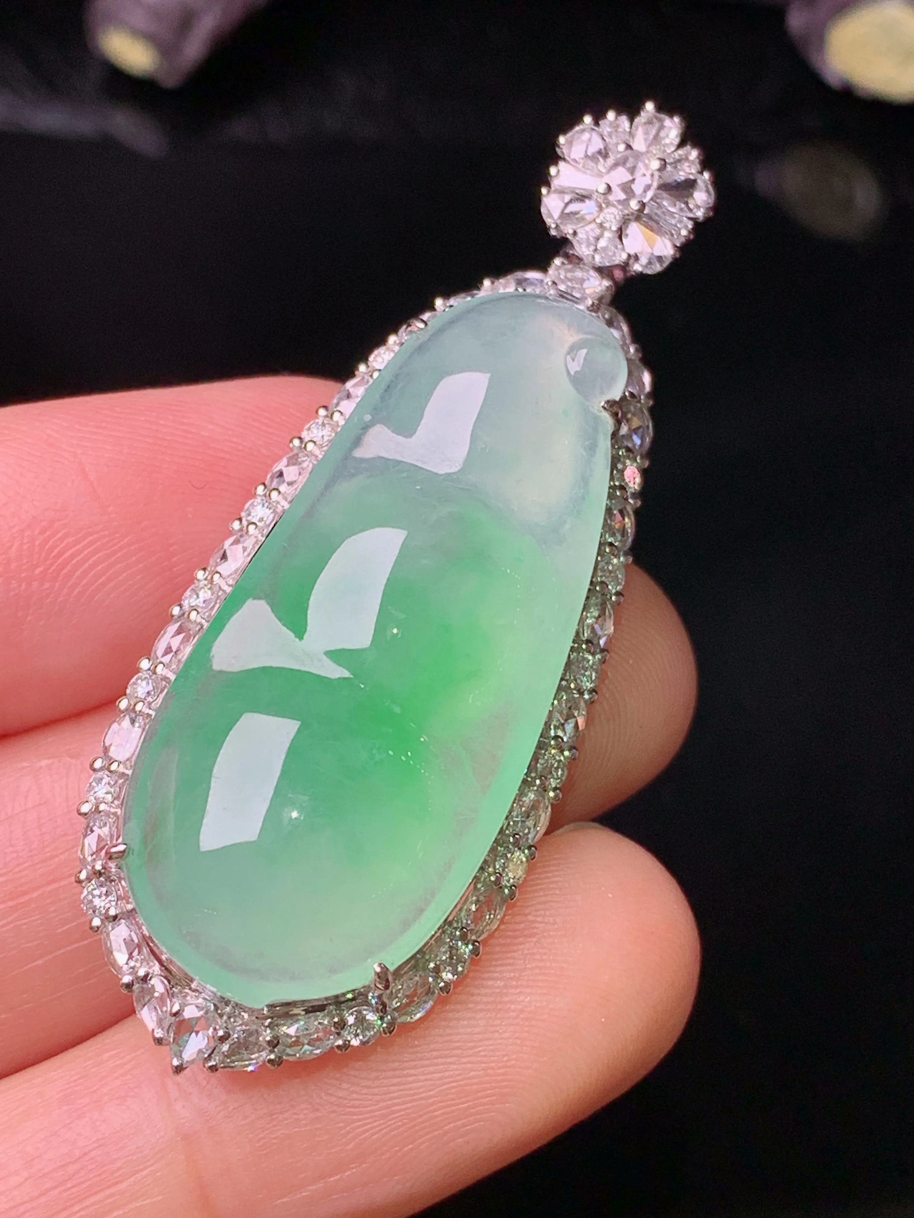 18k金钻镶嵌飘绿四季豆吊坠 玉质细腻 色泽艳丽清新 整体尺寸49.3*19*11.5