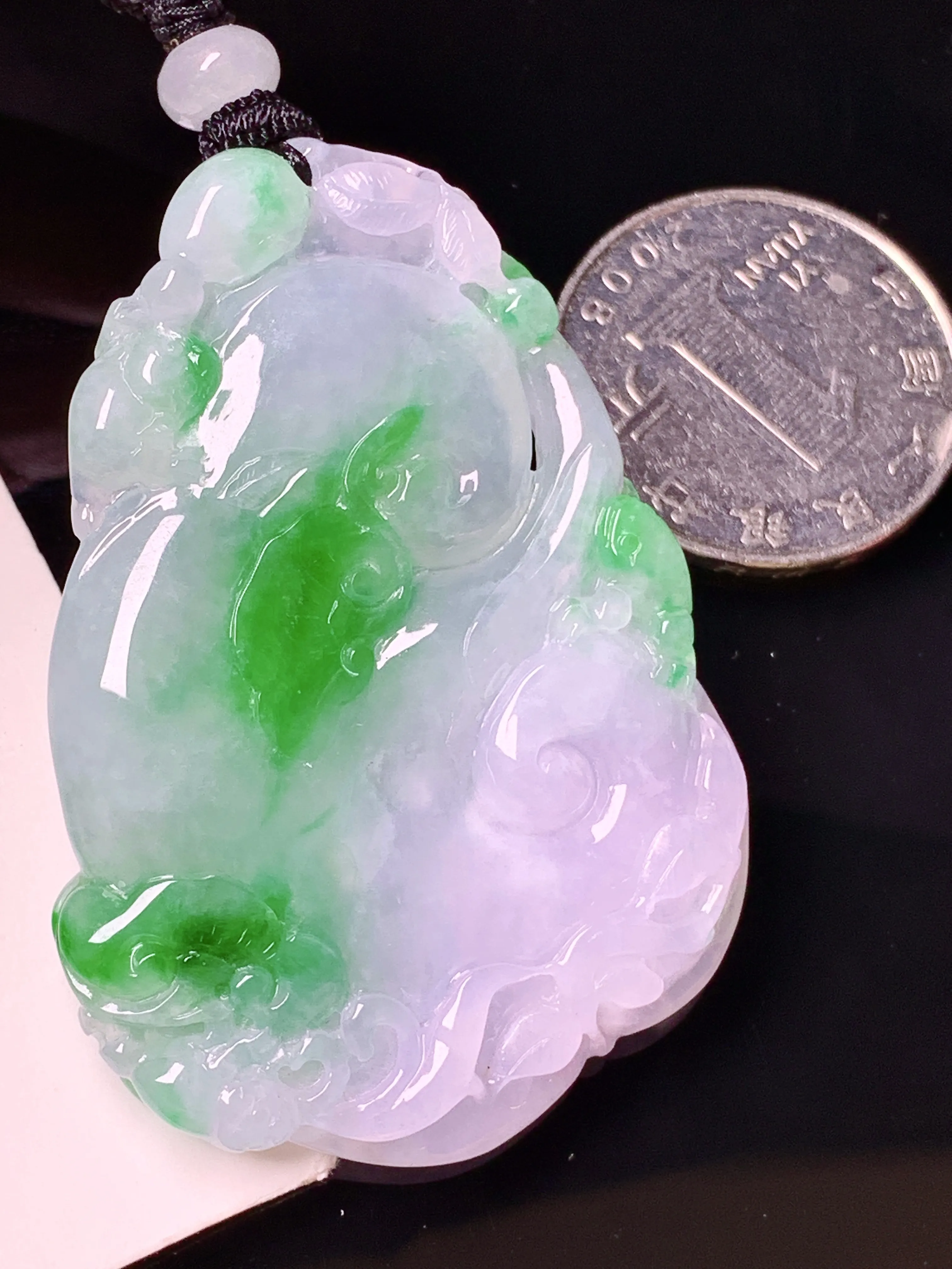 飘绿如意吊坠 玉质细腻 色泽艳丽清新 整体尺寸52.7*37.3*5.6