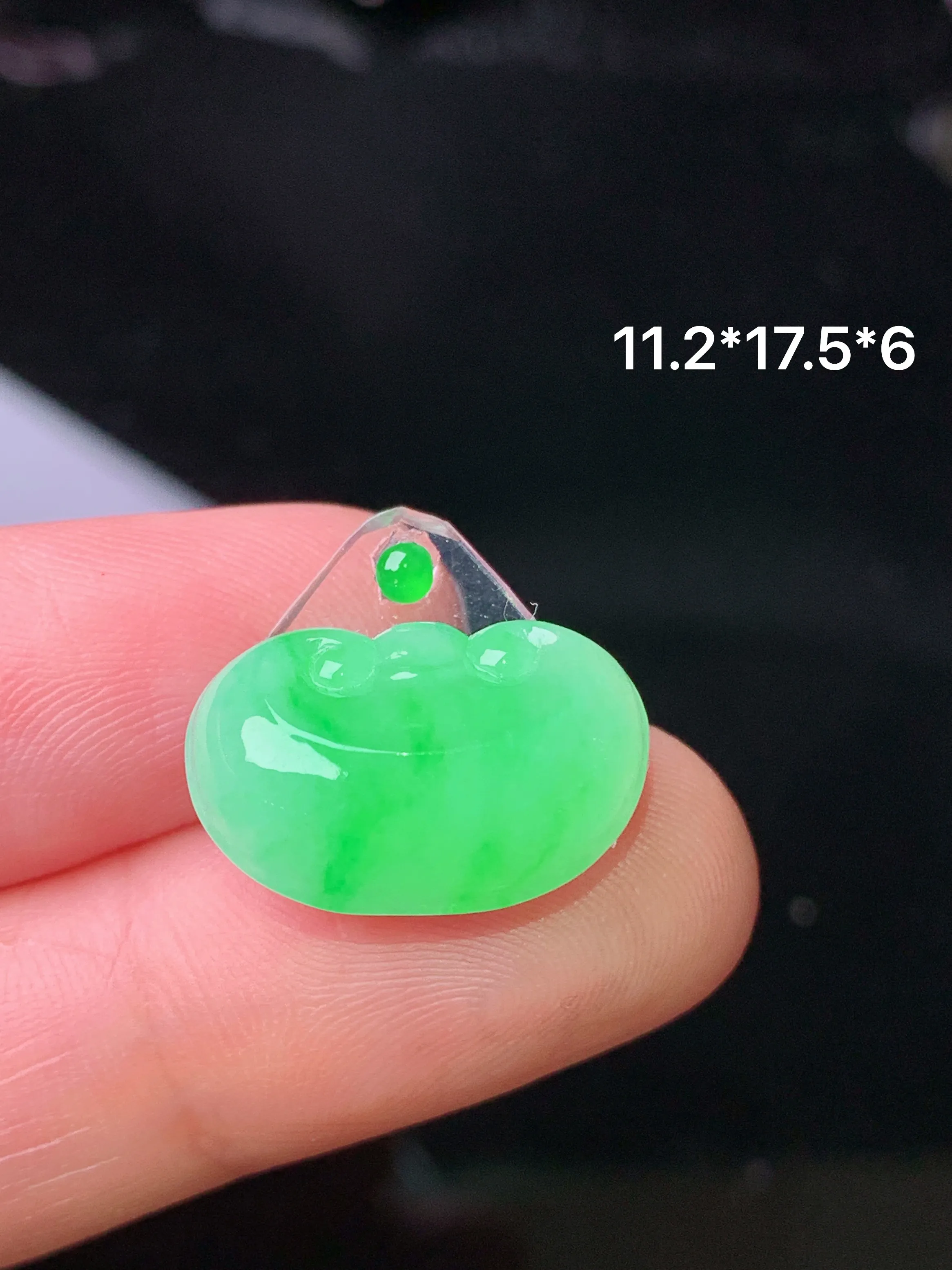 镶嵌款 翠绿如意吊坠 玉质细腻 色泽艳丽清新 整体尺寸11.2*17.5*6