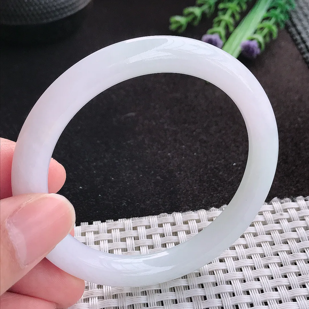 天然A货翡翠55.5/8.2/8.9老坑秀气冰润月光白圆条手镯玉手镯