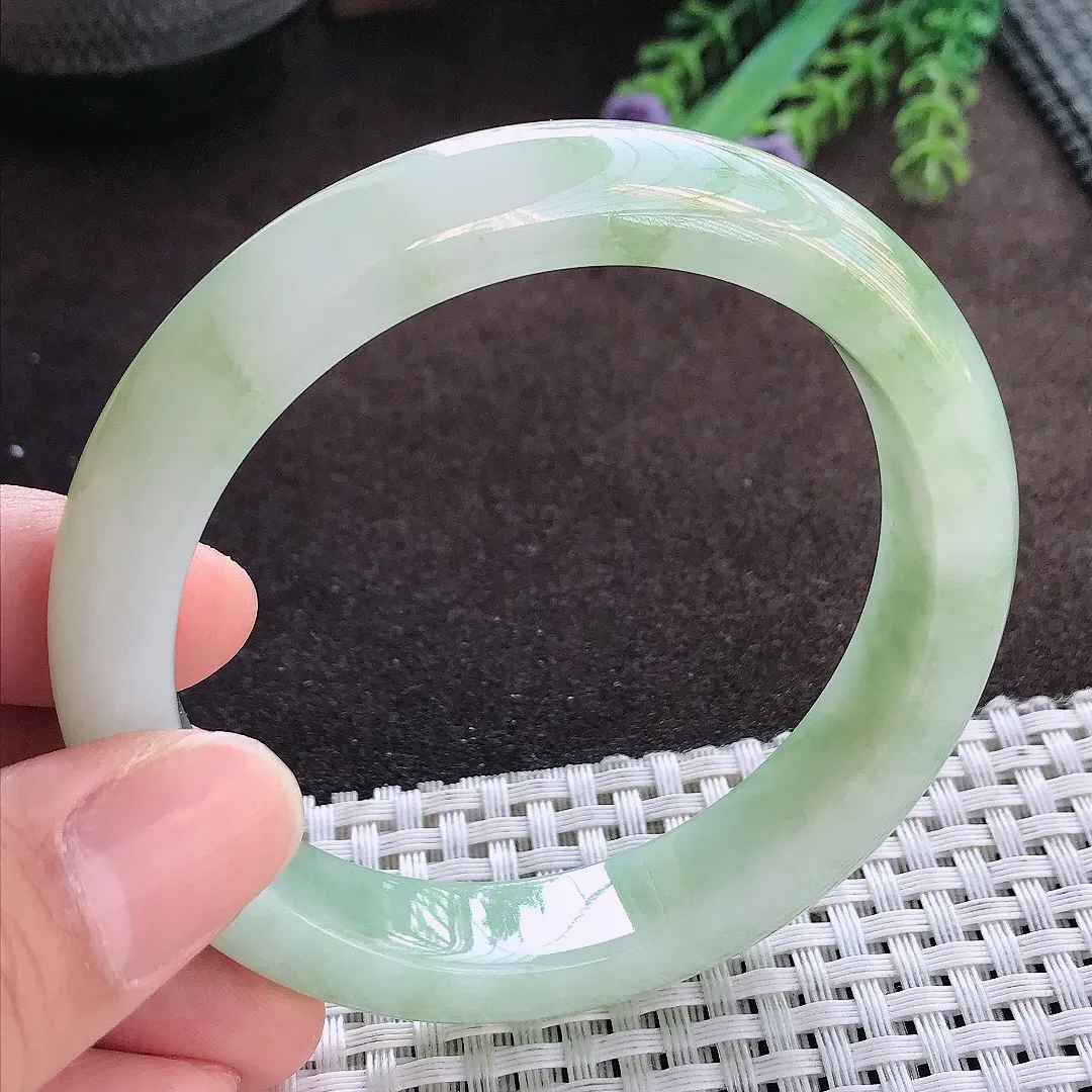 天然A货翡翠58/12.2/8.5老坑精美冰润飘绿手镯宽边玉手镯