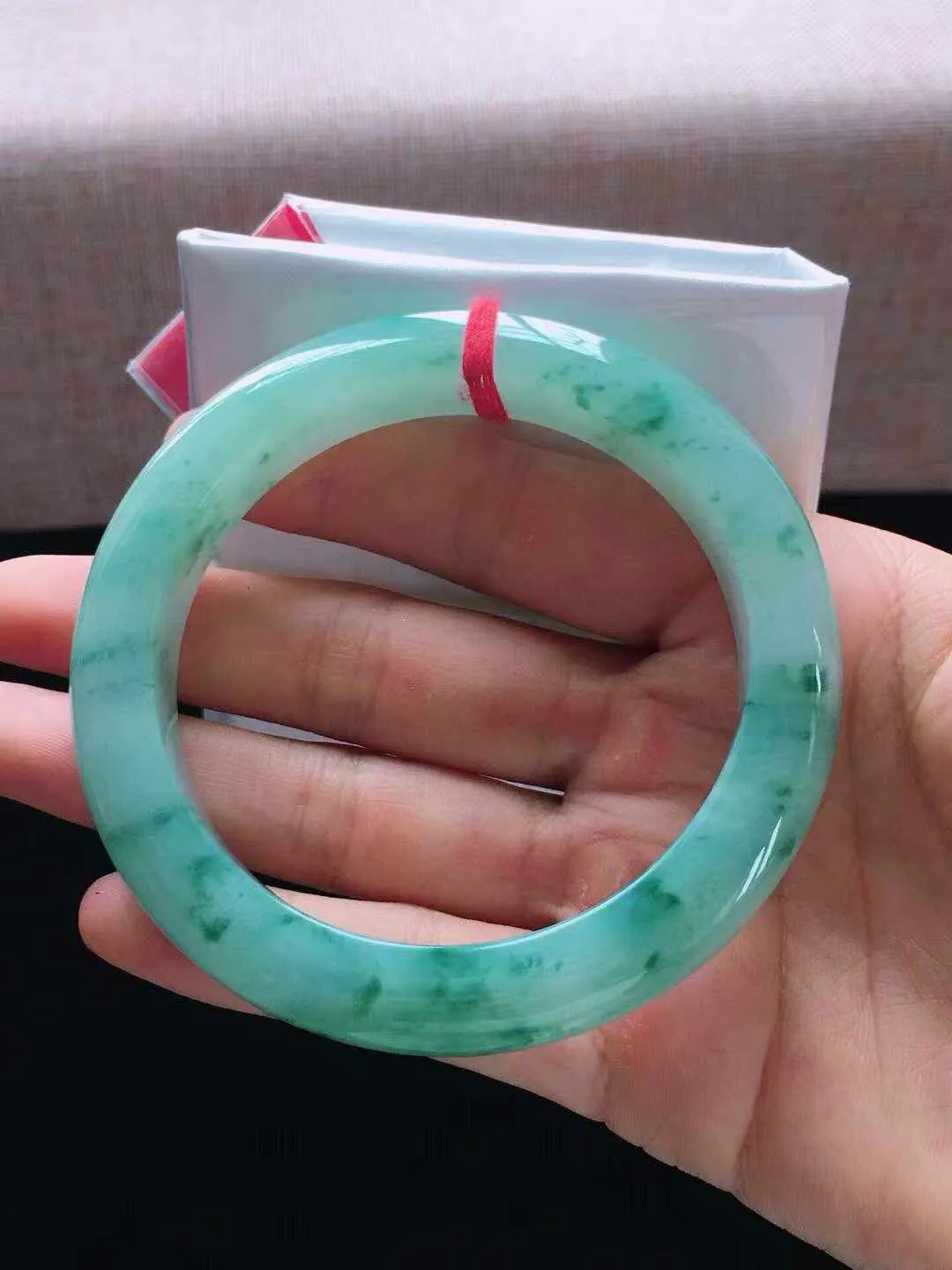 【翡翠名称】老种冰飘花60.5大圈口翡翠手镯
【翡翠尺寸】60.5*12.5*10mm适合59.5-62正圈口佩戴
【翡翠描述】缅甸天然翡翠A货，种老水足，玉质细腻，色泽靓丽，性价比高，佩戴效果好！