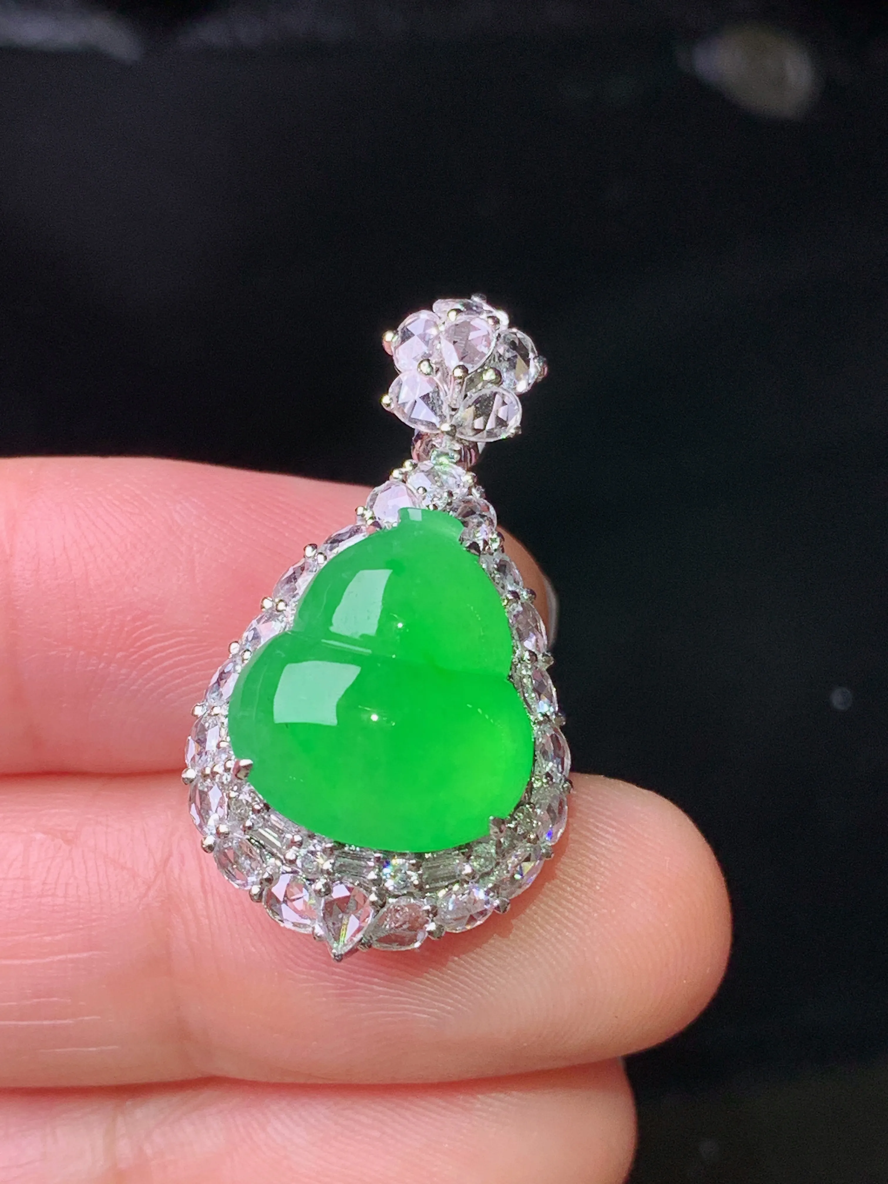 18k金钻镶嵌满绿葫芦吊坠 玉质细腻 色泽艳丽清新 整体尺寸30.2*16.2*11.7