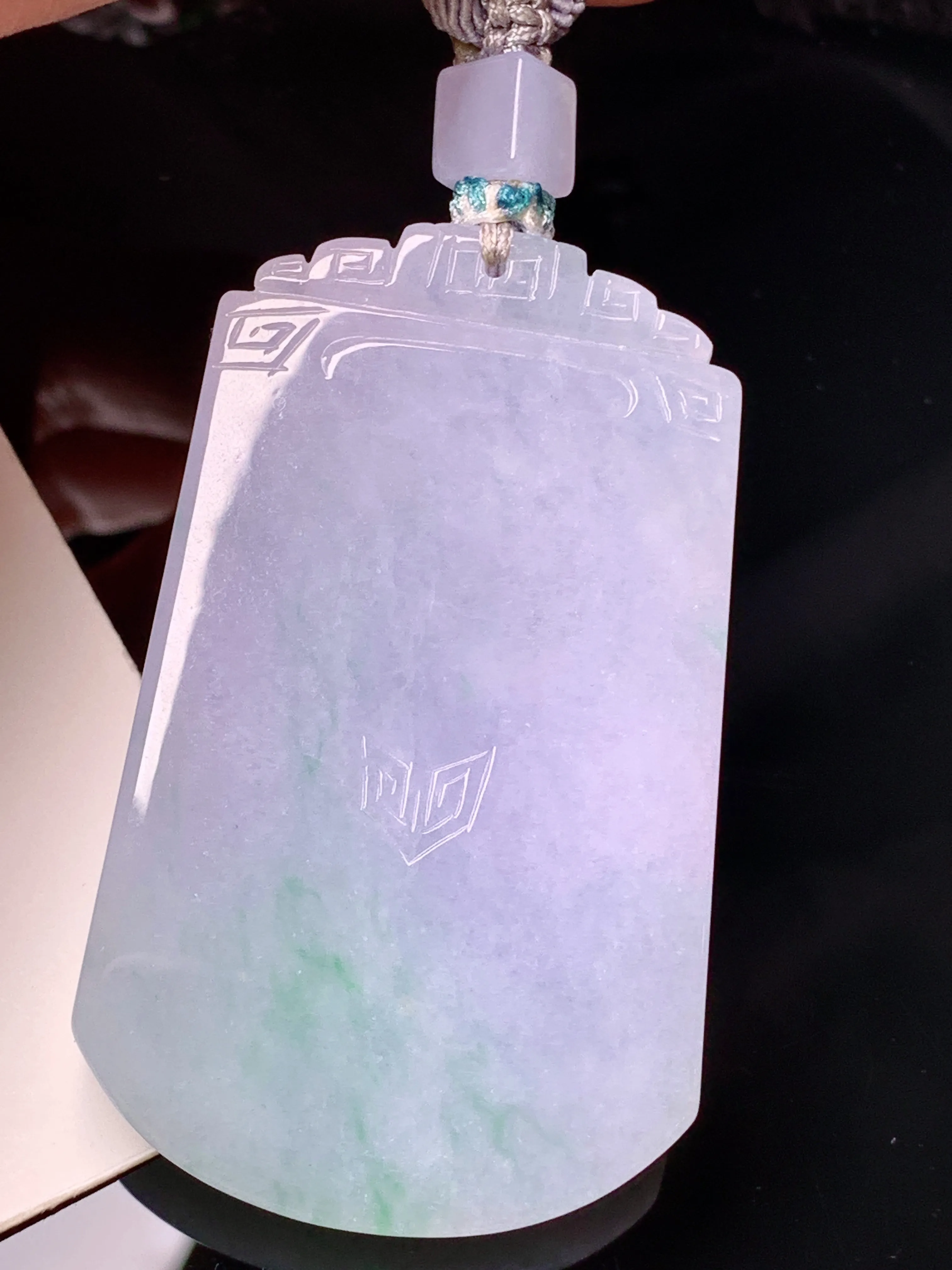 飘绿无事牌吊坠 玉质细腻 色泽艳丽清新 整体尺寸55.6*33.7*6.7