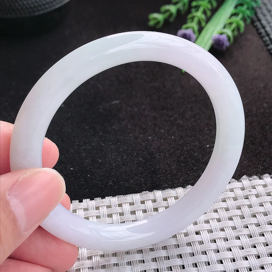 天然A货翡翠55.5/8.2/8.9老坑秀气冰润月光白圆条手镯玉手镯