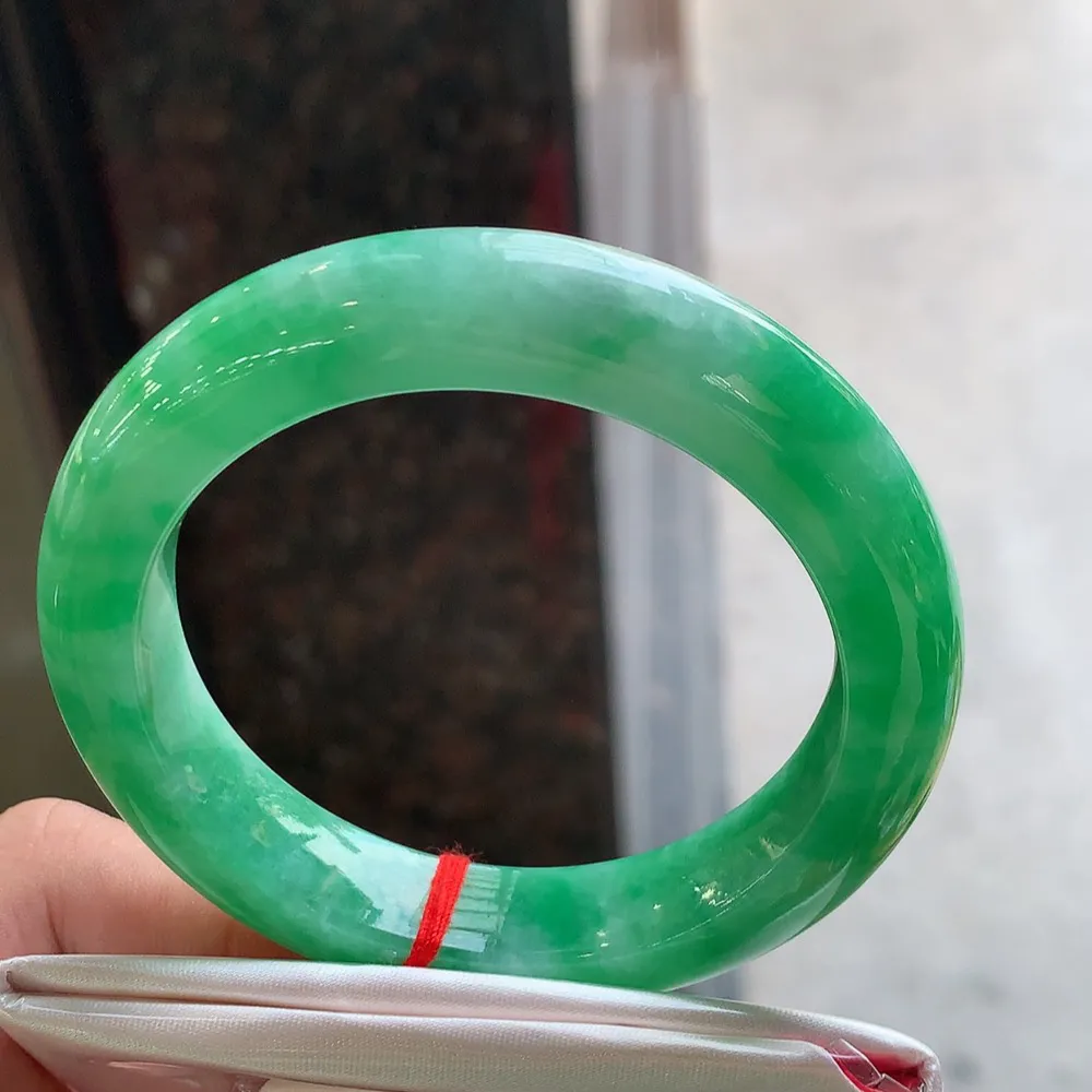 正圈满绿 无瑕 尺寸:54.6/12.2/9.9 满色