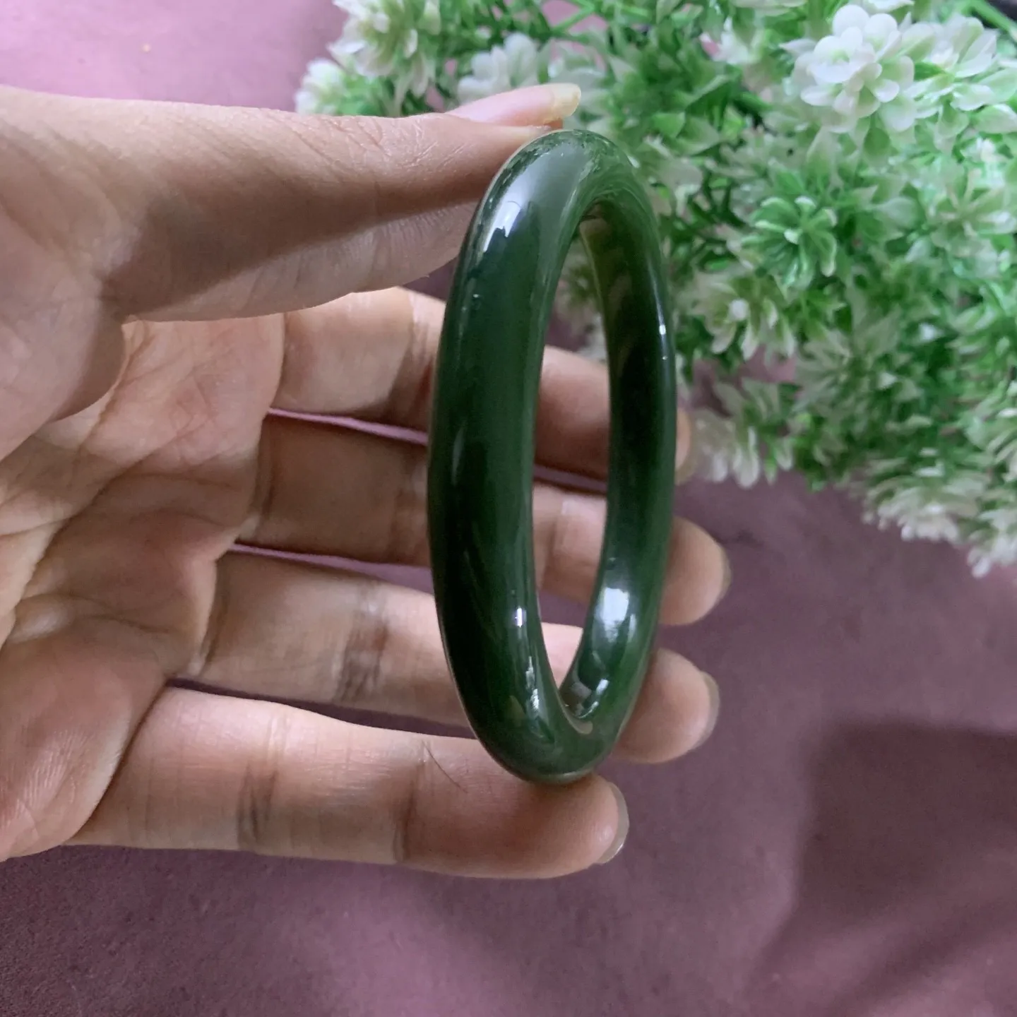 和田玉碧玉58圈口菠菜绿手镯！圈口58宽10重41.1克，玉质细腻油润 底色纯净 无裂无杂 脂粉好，