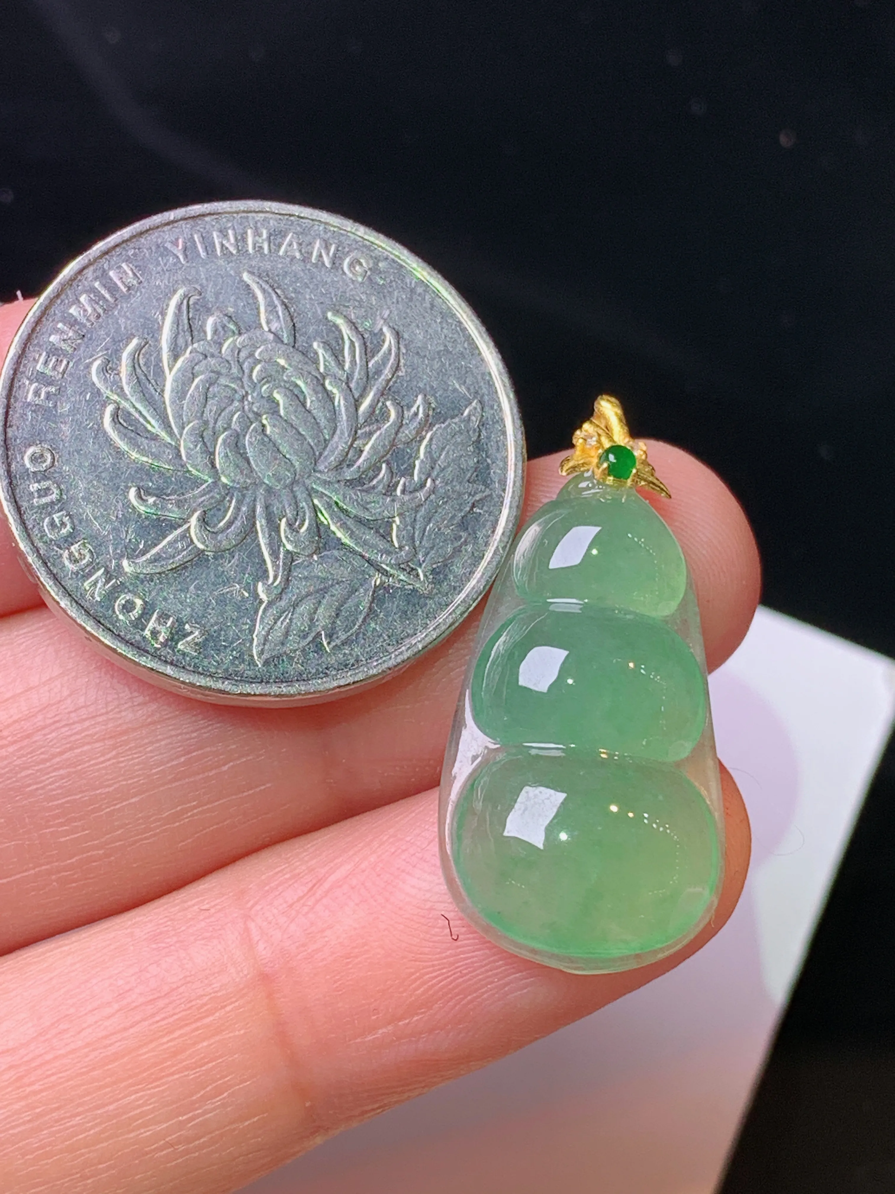 18k金镶嵌晴绿四季豆吊坠 玉质细腻 色泽艳丽清新 整体尺寸28.5*13*4.8