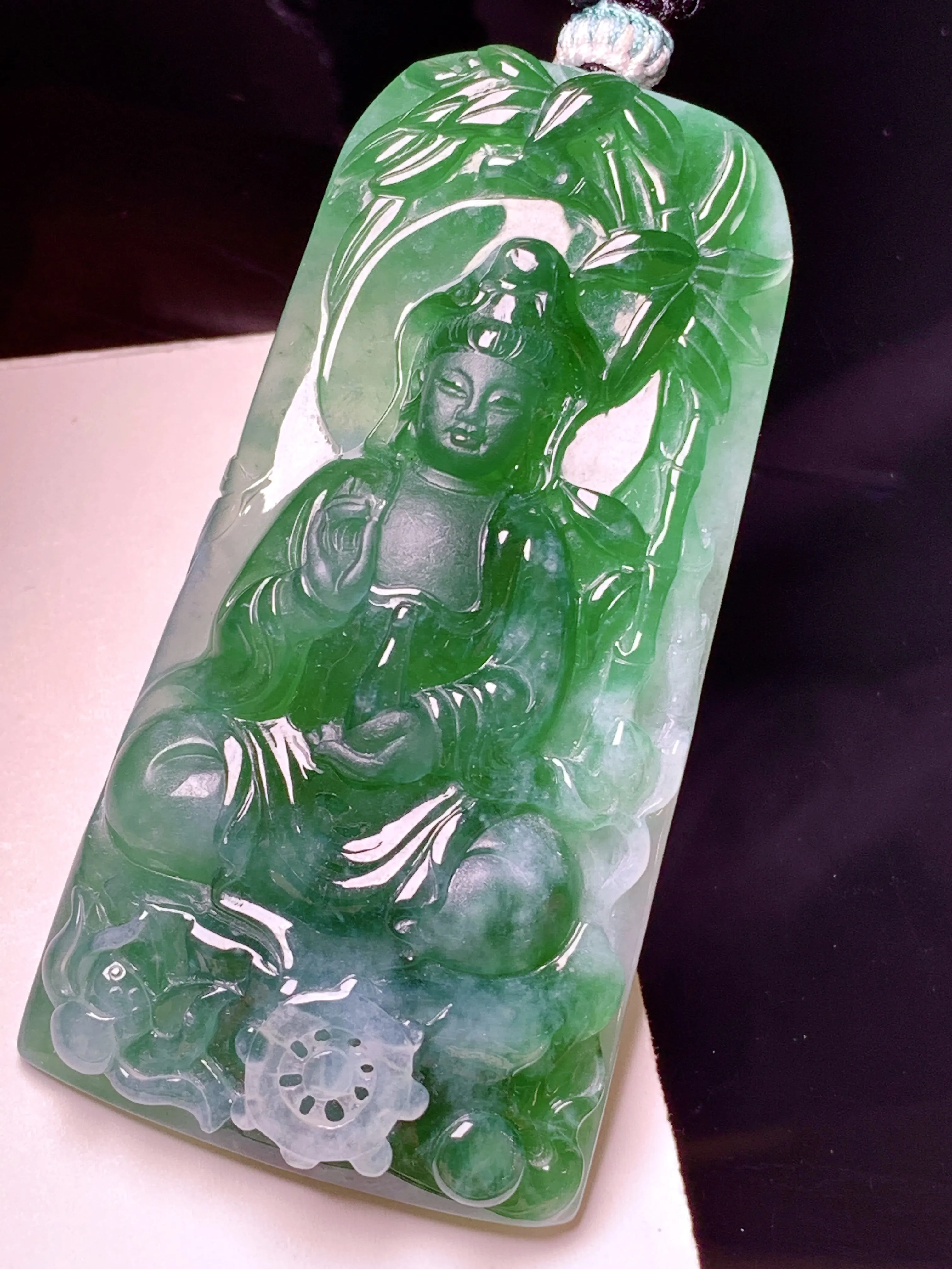 飘绿观音菩萨吊坠 玉质细腻 色泽艳丽清新 整体尺寸59.5*30.2*9.8