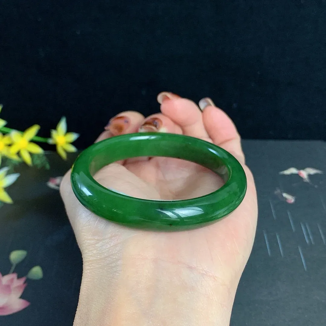 和田玉53圈口菠菜绿碧玉手镯！玉质细腻油润 底色纯净 无裂无棉 脂粉好，品质高